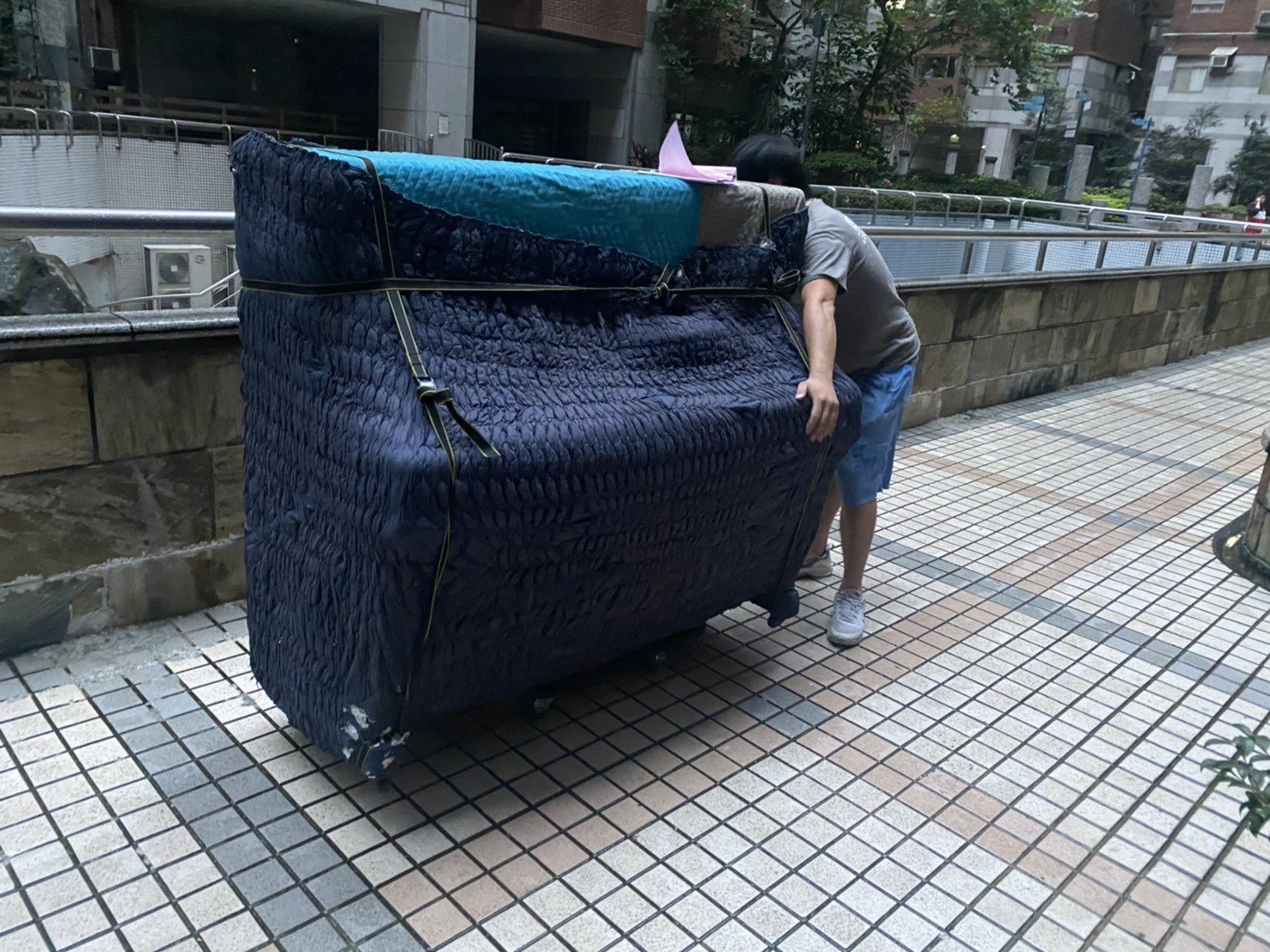 搬家推薦【榮福搬家公司】跨縣搬鋼琴、搬家首選、搬家公司推薦:大台北搬家,精緻包裝搬運「細膩包裝、專業搬運、用心服務、以客為尊」是榮福搬家公司的宗旨與精神。歡迎立即來電02-2651-2727專人服務。系統式家具拆裝找專業的榮福搬家就對了。 搬家推薦【榮福搬家公司】跨縣搬鋼琴、搬家首選、搬家公司推薦:大台北搬家,精緻包裝搬運「細膩包裝、專業搬運、用心服務、以客為尊」是榮福搬家公司的宗旨與精神。歡迎立即來電02-2651-2727專人服務。系統式家具拆裝找專業的榮福搬家就對了。