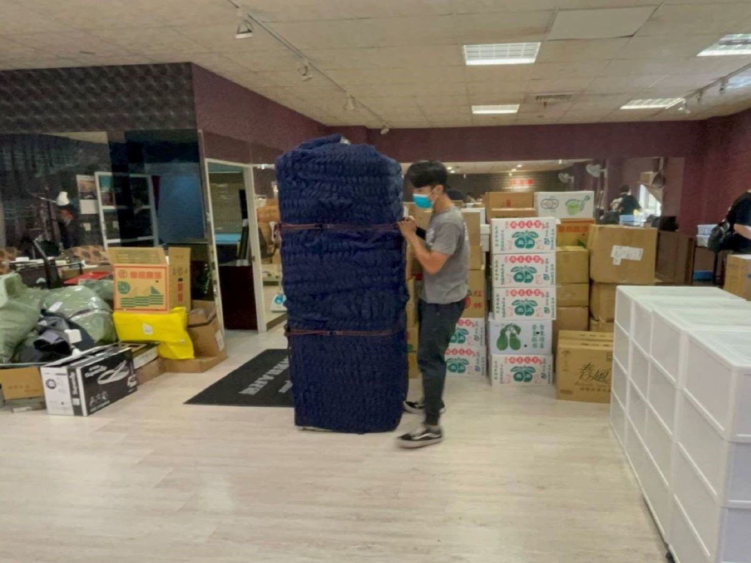 特殊搬運、搬重物【榮福搬家】只搬單一物件、基隆搬家、南港搬家、桃園搬家公司推薦、新北搬家公司推薦、企業搬運服務、搬公司行號、廠房遷移、成衣工廠設備搬移、桌上型紡織機(加熱型)、紡織直噴機、商用列印機搬移、熱轉印機搬移、工業型列印機、學校單位大型海報印表機、精緻包裝、家庭搬家、搬鋼琴、搬工計時、搬工服務、人力搬運,針對顧客都秉持以用心實在專業搬家技巧,搬家實在用心值得您的信賴與選擇。歡迎來電咨詢02-2651-2727,榮福搬家有專員立即為您服務。 特殊搬運、搬重物【榮福搬家】只搬單一物件、基隆搬家、南港搬家、桃園搬家公司推薦、新北搬家公司推薦、企業搬運服務、搬公司行號、廠房遷移、成衣工廠設備搬移、桌上型紡織機(加熱型)、紡織直噴機、商用列印機搬移、熱轉印機搬移、工業型列印機、學校單位大型海報印表機、精緻包裝、家庭搬家、搬鋼琴、搬工計時、搬工服務、人力搬運,針對顧客都秉持以用心實在專業搬家技巧,搬家實在用心值得您的信賴與選擇。歡迎來電咨詢02-2651-2727,榮福搬家有專員立即為您服務。