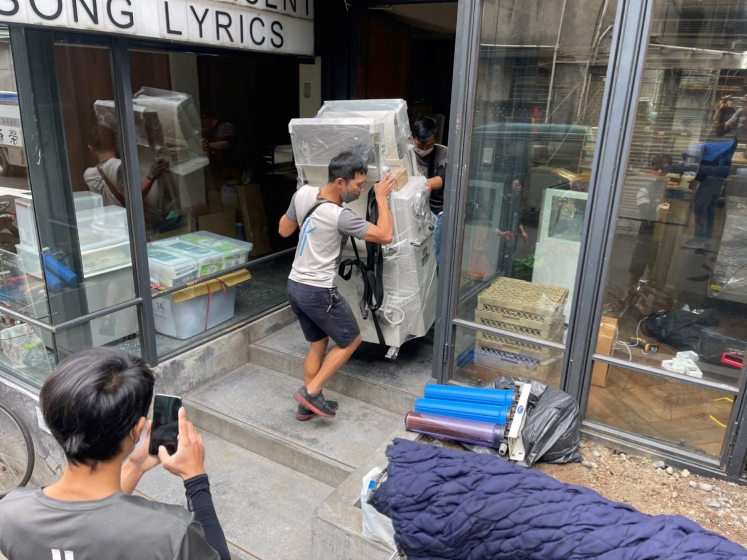 【榮福搬家】烘焙店面搬遷、甜點店面搬遷、麵包店搬遷、店面搬遷暫放倉儲、餐飲設備暫放倉儲、訂製餐桌椅精緻包裝、營業用攪拌機搬運、營業用冰箱精緻包裝、營業用烤箱搬遷、麵包切割機、營業用冰箱搬遷、工作檯包裝,工作桌,台北搬家公司推薦:大台北搬家,精緻包裝搬運「細膩包裝、專業搬運、用心服務、以客為尊」是榮福搬家公司的宗旨與精神。歡迎立即來電02-2651-2727專人服務。 【榮福搬家】烘焙店面搬遷、甜點店面搬遷、麵包店搬遷、店面搬遷暫放倉儲、餐飲設備暫放倉儲、訂製餐桌椅精緻包裝、營業用攪拌機搬運、營業用冰箱精緻包裝、營業用烤箱搬遷、麵包切割機、營業用冰箱搬遷、工作檯包裝,工作桌,台北搬家公司推薦:大台北搬家,精緻包裝搬運「細膩包裝、專業搬運、用心服務、以客為尊」是榮福搬家公司的宗旨與精神。歡迎立即來電02-2651-2727專人服務。