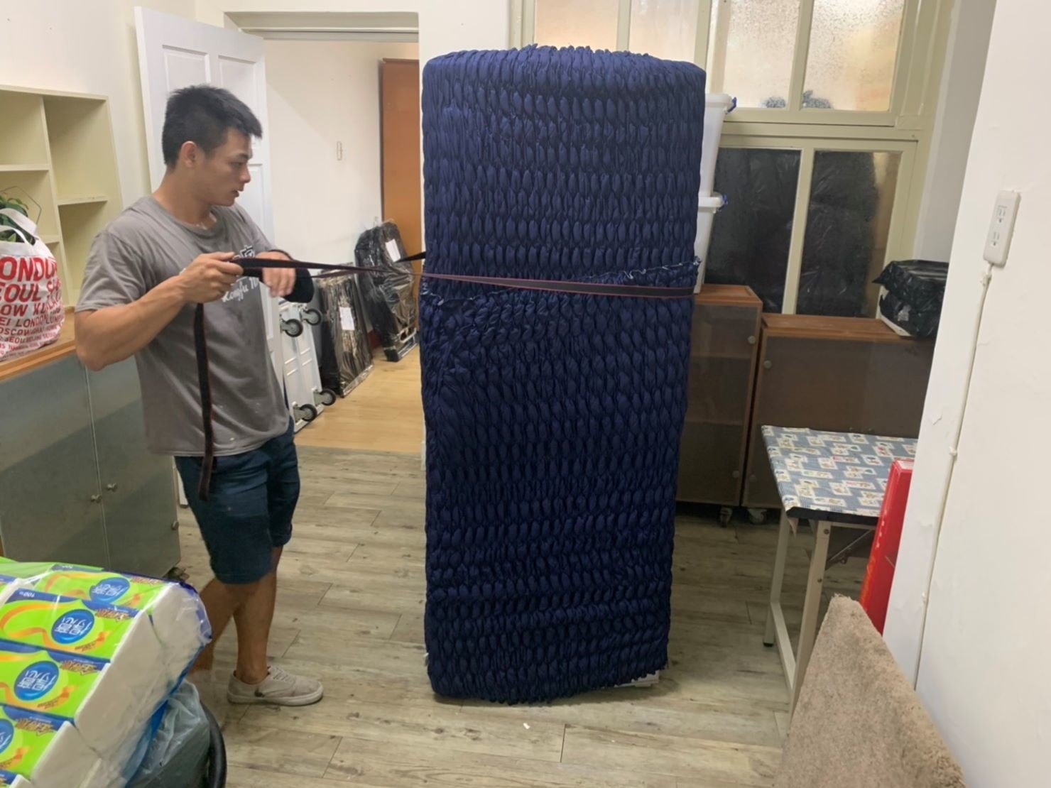 搬家公司推薦【榮福搬家公司】精搬魚缸、跨縣搬家、搬冰箱、搬家具、搬家首選、吊掛搬運、吊家具搬運、台北搬家公司推薦:大台北搬家,精緻包裝搬運「細膩包裝、專業搬運、用心服務、以客為尊」是榮福搬家公司的宗旨與精神。歡迎立即來電02-2651-2727專人服務。 搬家公司推薦【榮福搬家公司】精搬魚缸、跨縣搬家、搬冰箱、搬家具、搬家首選、吊掛搬運、吊家具搬運、台北搬家公司推薦:大台北搬家,精緻包裝搬運「細膩包裝、專業搬運、用心服務、以客為尊」是榮福搬家公司的宗旨與精神。歡迎立即來電02-2651-2727專人服務。