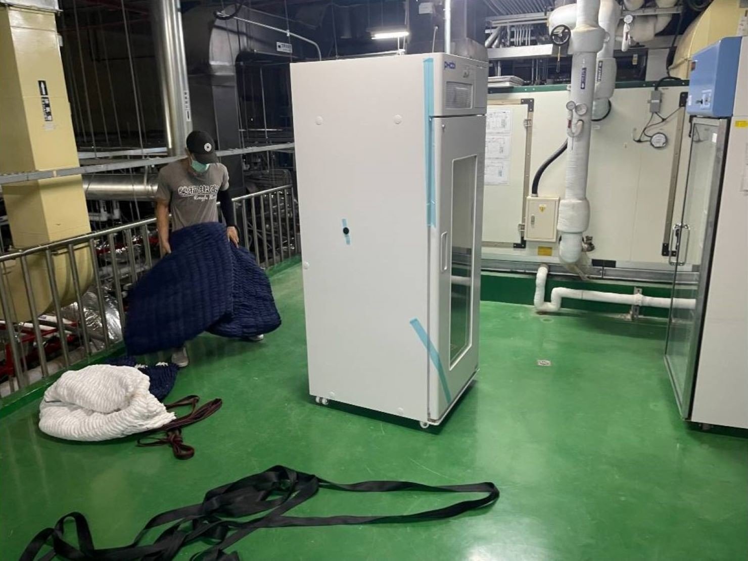 特殊重物搬運、專搬重物、特殊搬運、搬生醫設備【榮福搬家公司】跨縣市搬家、搬工計時、人工搬運、搬直立式冷凍櫃、搬超低溫冰箱、負86度超低溫冰箱搬運、營業用冰箱搬運、搬機械設備、各式機台搬運、精密儀器、臥室工作檯冰箱、實驗室設備、廚房大型設備搬運、搬營業用製冰機、廠房遷移、店面搬遷，實驗室搬遷、搬家首選、吊車吊掛搬運、吊家具搬運、台北搬家公司推薦：大台北搬家，精緻包裝搬運「細膩包裝、專業搬運、用心服務、以客為尊」是榮福搬家公司的宗旨與精神。歡迎立即來電02-2651-2727專人服務。