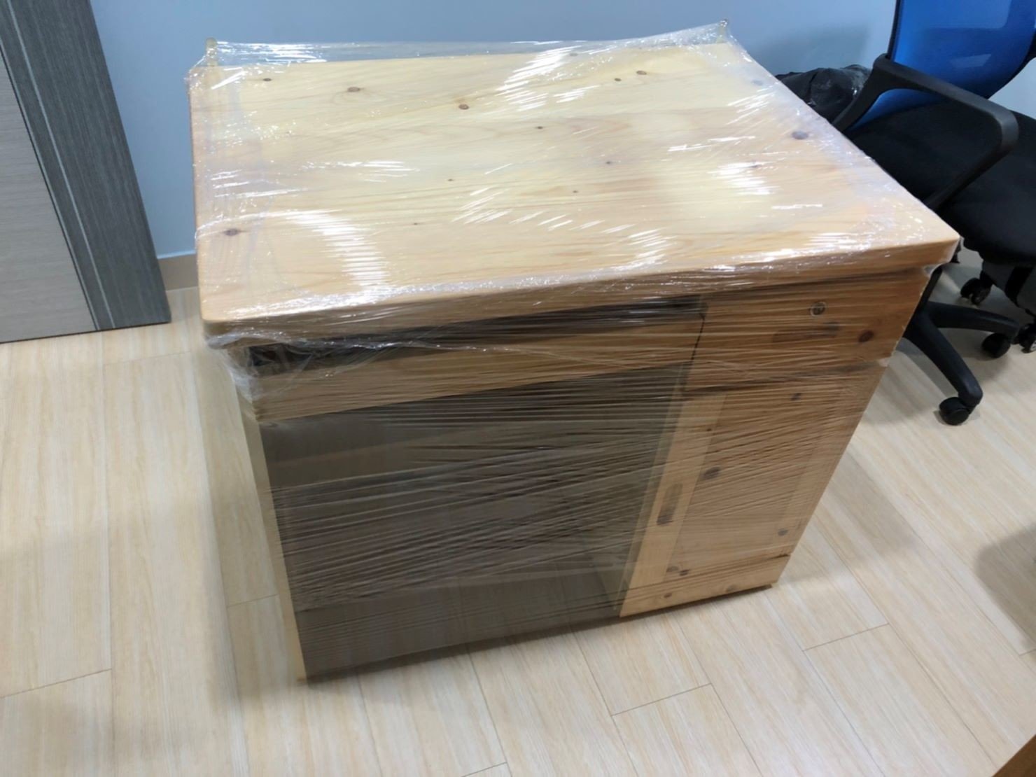 台北搬家、新北搬家【榮福搬家公司】搬家口碑第一、台北搬家推薦:木製書桌以膠膜來做防護包裝,在師傅們包裝搬運前記得將抽屜清空喔! 台北搬家、新北搬家【榮福搬家公司】搬家口碑第一、台北搬家推薦:木製書桌以膠膜來做防護包裝,在師傅們包裝搬運前記得將抽屜清空喔!