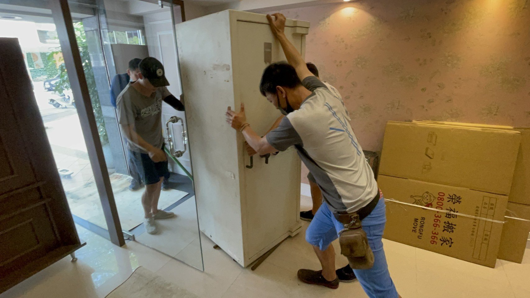 金庫搬運、打壁虎吊掛搬運、搬重物【榮福搬家公司】石墩搬運、搬石椅、搬石頭桌、搬洗衣機、搬披薩窯、精搬金庫、搬保險櫃、精搬魚缸、精搬鋼琴、跨縣市搬家、搬工計時、人力搬運、搬運、搬重物技巧、重物搬運器、搬重物工具、冰箱搬運、搬家具、搬家首選、吊掛搬運、吊家具搬運、吊金庫搬運、特殊重物搬運、單件重物搬運、搬醫療床、專搬重物、企業搬運服務、公司行號搬遷、搬遷、新北搬家公司推薦、搬家公司、基隆搬家、南港搬家、桃園搬家公司推薦、台北搬家公司推薦:大台北搬家,精緻包裝搬運「細膩包裝、專業搬運、用心服務、以客為尊」是榮福搬家公司的宗旨與精神。歡迎立即來電02-2651-2727專人服務。 金庫搬運、打壁虎吊掛搬運、搬重物【榮福搬家公司】石墩搬運、搬石椅、搬石頭桌、搬洗衣機、搬披薩窯、精搬金庫、搬保險櫃、精搬魚缸、精搬鋼琴、跨縣市搬家、搬工計時、人力搬運、搬運、搬重物技巧、重物搬運器、搬重物工具、冰箱搬運、搬家具、搬家首選、吊掛搬運、吊家具搬運、吊金庫搬運、特殊重物搬運、單件重物搬運、搬醫療床、專搬重物、企業搬運服務、公司行號搬遷、搬遷、新北搬家公司推薦、搬家公司、基隆搬家、南港搬家、桃園搬家公司推薦、台北搬家公司推薦:大台北搬家,精緻包裝搬運「細膩包裝、專業搬運、用心服務、以客為尊」是榮福搬家公司的宗旨與精神。歡迎立即來電02-2651-2727專人服務。