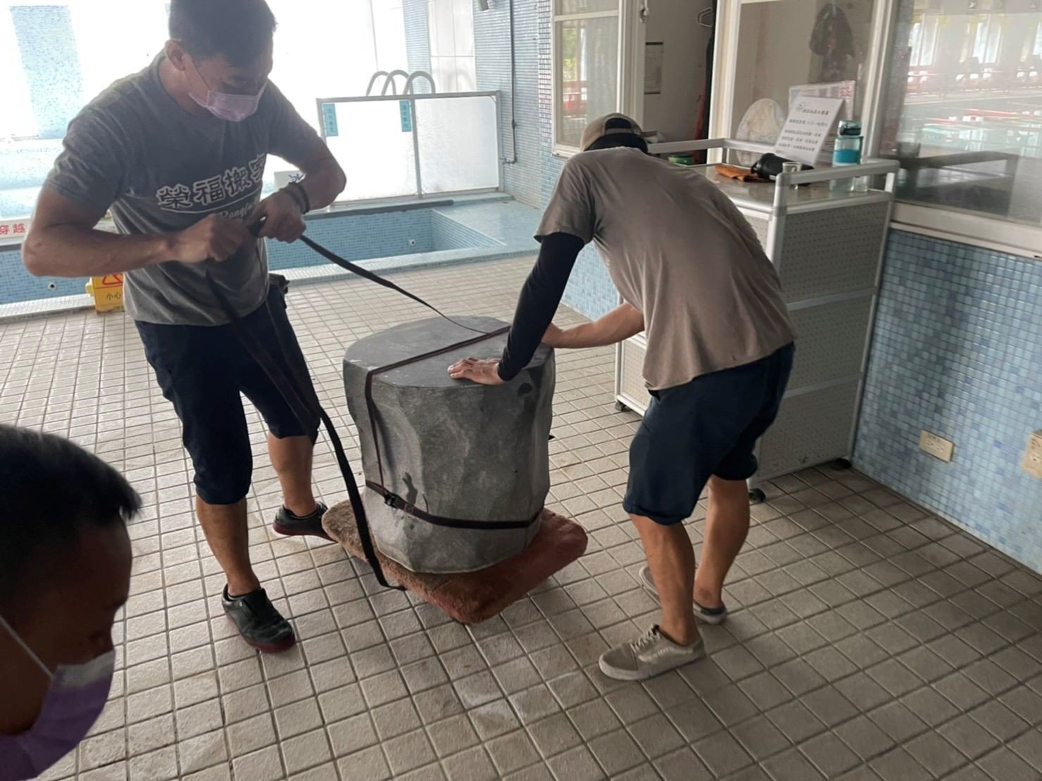 特殊搬運、搬重物【榮福搬家公司】石墩搬運、搬石頭桌椅、造景石頭搬運、大理石桌椅、岩石戶外桌椅、天然石頭庭園桌椅、石頭雕刻物、玉石雕刻擺件、吊掛搬運、特殊重物搬運、專搬重物、搬重物技巧、新北搬家公司推薦、搬家車、搬家公司、基隆搬家、南港搬家、桃園搬家公司推薦、台北搬家公司推薦:大台北搬家,精緻包裝搬運「細膩包裝、專業搬運、用心服務、以客為尊」是榮福搬家公司的宗旨與精神。歡迎立即來電02-2651-2727專人服務。 特殊搬運、搬重物【榮福搬家公司】石墩搬運、搬石頭桌椅、造景石頭搬運、大理石桌椅、岩石戶外桌椅、天然石頭庭園桌椅、石頭雕刻物、玉石雕刻擺件、吊掛搬運、特殊重物搬運、專搬重物、搬重物技巧、新北搬家公司推薦、搬家車、搬家公司、基隆搬家、南港搬家、桃園搬家公司推薦、台北搬家公司推薦:大台北搬家,精緻包裝搬運「細膩包裝、專業搬運、用心服務、以客為尊」是榮福搬家公司的宗旨與精神。歡迎立即來電02-2651-2727專人服務。