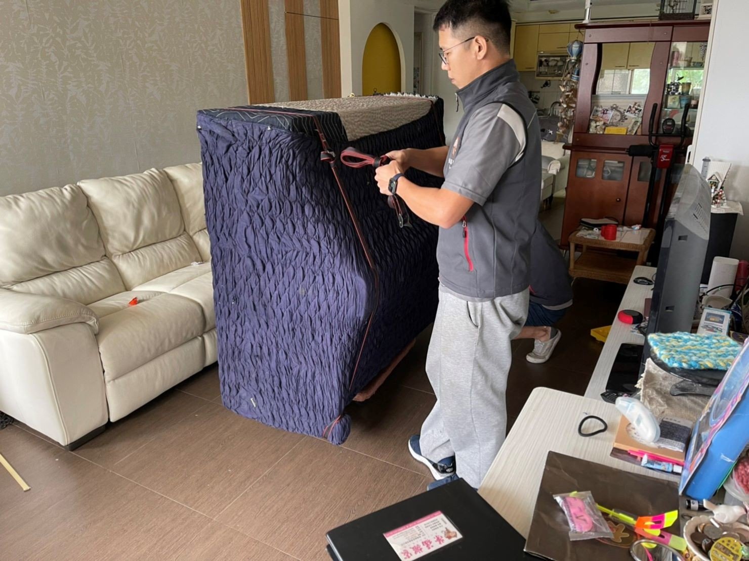 搬鋼琴、搬家公司推薦、新北搬家推薦【榮福搬家公司】南港搬家、桃園搬家公司推薦、台北搬家公司推薦、鋼琴運送、搬鋼琴首選,搬平台式鋼琴達人,針對顧客所搬鋼琴都秉持以用心實在專業搬家技巧,搬家實在用心值得您的信賴與選擇。歡迎來電咨詢02-2651-2727,榮福搬家有專員立即為您服務。 搬鋼琴、搬家公司推薦、新北搬家推薦【榮福搬家公司】南港搬家、桃園搬家公司推薦、台北搬家公司推薦、鋼琴運送、搬鋼琴首選,搬平台式鋼琴達人,針對顧客所搬鋼琴都秉持以用心實在專業搬家技巧,搬家實在用心值得您的信賴與選擇。歡迎來電咨詢02-2651-2727,榮福搬家有專員立即為您服務。
