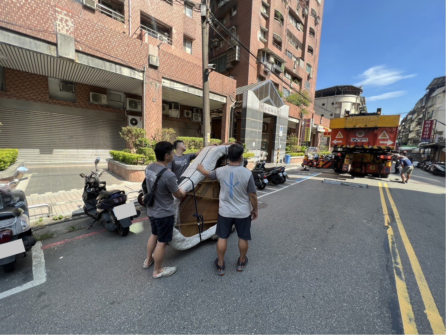 特殊搬運、搬重物【榮福搬家公司】吊掛平台鋼琴、吊掛演奏鋼琴、吊掛三角鋼琴、高樓層安全吊掛搬運鋼琴、專業搬演奏鋼琴、專業搬三角鋼琴、直立式鋼琴搬運、三角鋼琴以樓梯搬運、演奏鋼琴以樓梯搬運、演奏平台式鋼琴以樓梯辦運、音樂廳平台式鋼琴搬運、演奏會平台式鋼琴搬運、飯店平台式鋼琴搬運、跨縣市搬鋼琴、鋼琴室內移動、搬鋼琴首選、鋼琴吊掛搬運、專搬重物、搬重物技巧、新北鋼琴搬運公司推薦、大台北鋼琴搬運公司、桃園鋼琴搬運公司、新竹鋼琴搬運公司、台北搬家公司推薦:大台北搬家,精緻包裝搬運「細膩包裝、專業搬運、用心服務、以客為尊」是榮福搬家公司的宗旨與精神。歡迎立即來電02-2651-2727專人服務。 特殊搬運、搬重物【榮福搬家公司】吊掛平台鋼琴、吊掛演奏鋼琴、吊掛三角鋼琴、高樓層安全吊掛搬運鋼琴、專業搬演奏鋼琴、專業搬三角鋼琴、直立式鋼琴搬運、三角鋼琴以樓梯搬運、演奏鋼琴以樓梯搬運、演奏平台式鋼琴以樓梯辦運、音樂廳平台式鋼琴搬運、演奏會平台式鋼琴搬運、飯店平台式鋼琴搬運、跨縣市搬鋼琴、鋼琴室內移動、搬鋼琴首選、鋼琴吊掛搬運、專搬重物、搬重物技巧、新北鋼琴搬運公司推薦、大台北鋼琴搬運公司、桃園鋼琴搬運公司、新竹鋼琴搬運公司、台北搬家公司推薦:大台北搬家,精緻包裝搬運「細膩包裝、專業搬運、用心服務、以客為尊」是榮福搬家公司的宗旨與精神。歡迎立即來電02-2651-2727專人服務。