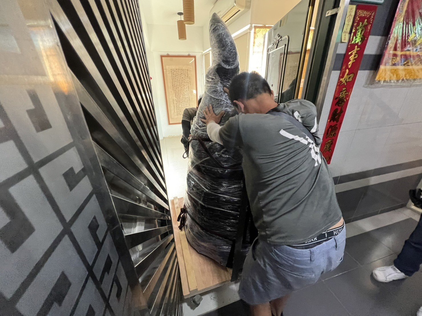 台北搬大型公仔、新北搬大型公仔、南港搬大型公仔、桃園搬大型公仔、宜蘭搬大型公仔,只搬單一特殊重物、搬藝術雕塑、搬木雕藝術品、搬泥雕藝術品、搬銅雕藝術品、搬當代藝術品、大型藝術品搬運、大型藝術品防護包裝、大型藝術品精緻防護包裝、日本當代藝術家藝術品專業搬運、搬公仔藝術品展示玻璃櫃、搬運收藏公仔、一比一大型公仔、搬曼威收藏公仔、大型公仔模型搬運【榮福搬家公司】搬家首選、搬家公司推薦:優質搬家,包裝搬運「細膩包裝、專業搬運、用心服務、以客為尊」是榮福搬家公司的宗旨與精神。歡迎立即來電02-2651-2727專人服務。 台北搬大型公仔、新北搬大型公仔、南港搬大型公仔、桃園搬大型公仔、宜蘭搬大型公仔,只搬單一特殊重物、搬藝術雕塑、搬木雕藝術品、搬泥雕藝術品、搬銅雕藝術品、搬當代藝術品、大型藝術品搬運、大型藝術品防護包裝、大型藝術品精緻防護包裝、日本當代藝術家藝術品專業搬運、搬公仔藝術品展示玻璃櫃、搬運收藏公仔、一比一大型公仔、搬曼威收藏公仔、大型公仔模型搬運【榮福搬家公司】搬家首選、搬家公司推薦:優質搬家,包裝搬運「細膩包裝、專業搬運、用心服務、以客為尊」是榮福搬家公司的宗旨與精神。歡迎立即來電02-2651-2727專人服務。