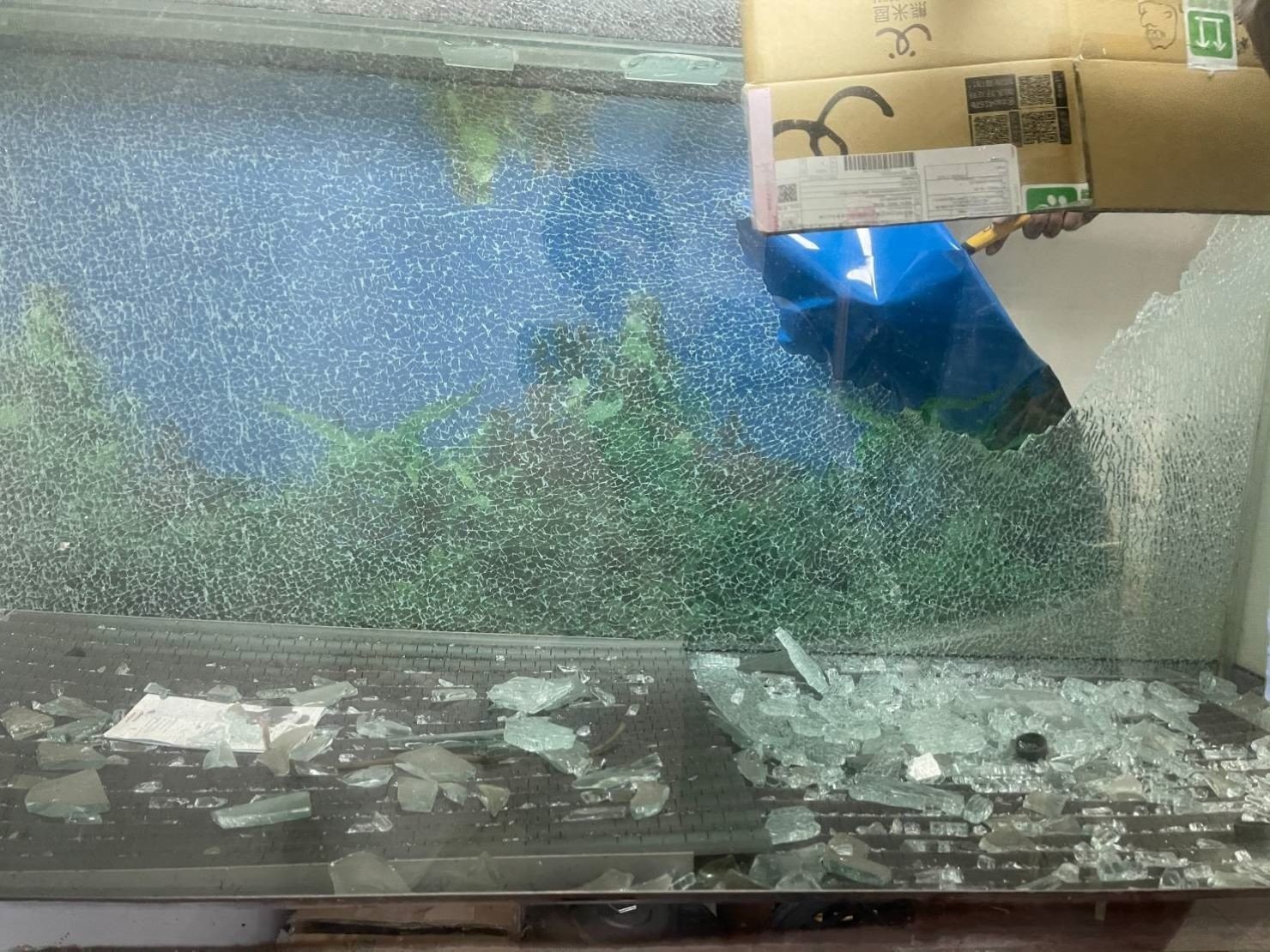大型魚缸搬運、搬重物【榮福搬家公司】石墩搬運、魚缸廢棄處理、廢棄魚缸清運、搬石頭桌、搬洗衣機、搬披薩窯、精搬金庫、搬保險櫃、精搬魚缸、精搬鋼琴、跨縣市搬家、搬工派遣、搬運、搬床墊、搬冰箱、搬家具、搬家首選、吊掛搬運、吊家具搬運、特殊重物搬運、專搬重物、新北搬家推薦、搬家公司、基隆搬家、南港搬家、桃園搬家公司、台北搬家公司推薦:大台北搬家,精緻包裝搬運「細膩包裝、專業搬運、用心服務、以客為尊」是榮福搬家公司的宗旨與精神。歡迎立即來電02-2651-2727專人服務。 大型魚缸搬運、搬重物【榮福搬家公司】石墩搬運、魚缸廢棄處理、廢棄魚缸清運、搬石頭桌、搬洗衣機、搬披薩窯、精搬金庫、搬保險櫃、精搬魚缸、精搬鋼琴、跨縣市搬家、搬工派遣、搬運、搬床墊、搬冰箱、搬家具、搬家首選、吊掛搬運、吊家具搬運、特殊重物搬運、專搬重物、新北搬家推薦、搬家公司、基隆搬家、南港搬家、桃園搬家公司、台北搬家公司推薦:大台北搬家,精緻包裝搬運「細膩包裝、專業搬運、用心服務、以客為尊」是榮福搬家公司的宗旨與精神。歡迎立即來電02-2651-2727專人服務。