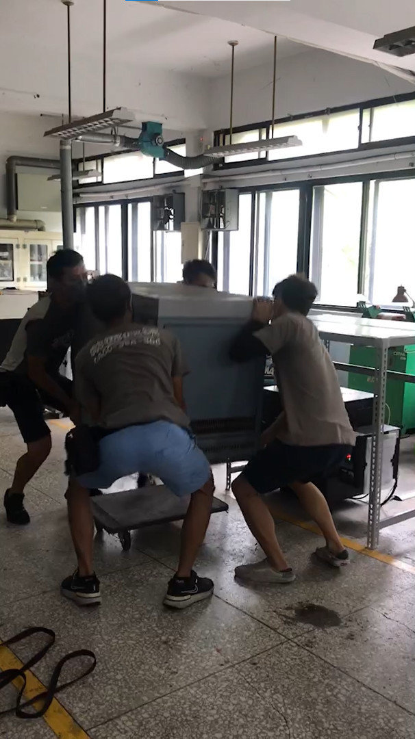 特殊搬運、搬重物【榮福搬家】醫療器材、醫療設備搬運、實驗室器材搬運、實業室高溫加熱器、科技大學社團設備移動、搬運搬單一物件、南港搬家、桃園搬家公司推薦、新北搬家公司推薦、可配合校園室內移動、生技科學儀器搬運、海關箱待拆、醫療儀器專業搬運、公司行號搬、專搬重物、搬工服務、人力搬運,針對顧客都秉持以用心實在專業搬家技巧,搬家實在用心值得您的信賴與選擇。歡迎來電咨詢02-2651-2727,榮福搬家有專員立即為您服務。 特殊搬運、搬重物【榮福搬家】醫療器材、醫療設備搬運、實驗室器材搬運、實業室高溫加熱器、科技大學社團設備移動、搬運搬單一物件、南港搬家、桃園搬家公司推薦、新北搬家公司推薦、可配合校園室內移動、生技科學儀器搬運、海關箱待拆、醫療儀器專業搬運、公司行號搬、專搬重物、搬工服務、人力搬運,針對顧客都秉持以用心實在專業搬家技巧,搬家實在用心值得您的信賴與選擇。歡迎來電咨詢02-2651-2727,榮福搬家有專員立即為您服務。