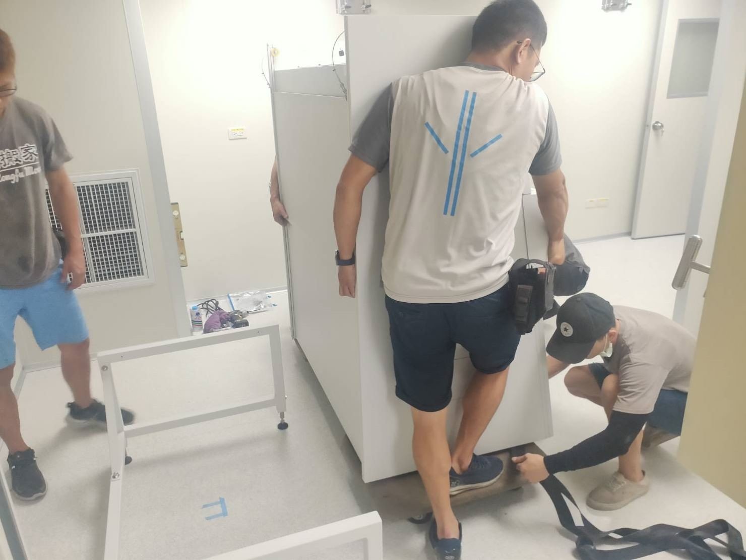 搬生物安全櫃無菌操作台、搬生醫設備、搬重物【榮福搬家公司】搬精密儀器、實驗室大型設備搬運、搬直立式冷凍櫃、搬培養箱、搬煙燻指紋箱、搬帳篷測濕儀、搬藥品冷藏櫃、石墩搬運、搬超低溫冷凍櫃、搬石頭桌椅、搬洗衣機、搬披薩窯、精搬金庫、搬保險櫃、精搬魚缸、精搬鋼琴、搬茶葉乾燥機、搬雷射雕刻切割機、跨縣市搬家、搬工計時、人力搬運、搬運、實驗室遷移、搬營業用冰箱、實驗室特殊儀器搬運、搬家首選、吊掛搬運、吊家具搬運、特殊重物搬運、生物科技儀器設備、專搬重物、新北搬家推薦、搬家公司、基隆搬家、南港搬家、桃園搬家公司、台北搬家公司推薦:大台北搬家,精緻包裝搬運「細膩包裝、專業搬運、用心服務、以客為尊」是榮福搬家公司的宗旨與精神。歡迎立即來電02-2651-2727專人服務。 搬生物安全櫃無菌操作台、搬生醫設備、搬重物【榮福搬家公司】搬精密儀器、實驗室大型設備搬運、搬直立式冷凍櫃、搬培養箱、搬煙燻指紋箱、搬帳篷測濕儀、搬藥品冷藏櫃、石墩搬運、搬超低溫冷凍櫃、搬石頭桌椅、搬洗衣機、搬披薩窯、精搬金庫、搬保險櫃、精搬魚缸、精搬鋼琴、搬茶葉乾燥機、搬雷射雕刻切割機、跨縣市搬家、搬工計時、人力搬運、搬運、實驗室遷移、搬營業用冰箱、實驗室特殊儀器搬運、搬家首選、吊掛搬運、吊家具搬運、特殊重物搬運、生物科技儀器設備、專搬重物、新北搬家推薦、搬家公司、基隆搬家、南港搬家、桃園搬家公司、台北搬家公司推薦:大台北搬家,精緻包裝搬運「細膩包裝、專業搬運、用心服務、以客為尊」是榮福搬家公司的宗旨與精神。歡迎立即來電02-2651-2727專人服務。