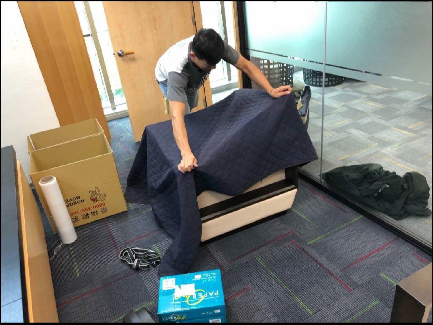 公司搬遷【榮福搬家】推薦搬公司給您最有優質搬家、最安全的搬運服務:單人沙發椅包裝方式-先包袱日式布套 公司搬遷【榮福搬家】推薦搬公司給您最有優質搬家、最安全的搬運服務:單人沙發椅包裝方式-先包袱日式布套