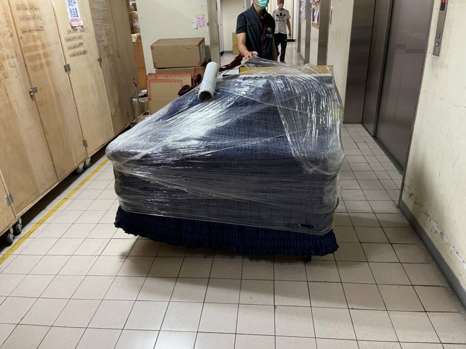 百貨進撤櫃、搬家公司推薦、台北搬家推薦【榮福搬家公司】南港搬家、桃園搬家公司推薦、新北搬家公司推薦、企業搬運服務、搬公司行號、廠房遷移、公司行號搬遷、政府機關搬遷、百貨專櫃遷移、學校單位搬遷、雜貨店搬遷、百貨專櫃道具設備搬運、精緻包裝、家庭搬家、搬鋼琴、搬工、搬家首選,針對顧客都秉持以用心實在專業搬家技巧,搬家實在用心值得您的信賴與選擇。歡迎來電咨詢02-2651-2727,榮福搬家有專員立即為您服務。 百貨進撤櫃、搬家公司推薦、台北搬家推薦【榮福搬家公司】南港搬家、桃園搬家公司推薦、新北搬家公司推薦、企業搬運服務、搬公司行號、廠房遷移、公司行號搬遷、政府機關搬遷、百貨專櫃遷移、學校單位搬遷、雜貨店搬遷、百貨專櫃道具設備搬運、精緻包裝、家庭搬家、搬鋼琴、搬工、搬家首選,針對顧客都秉持以用心實在專業搬家技巧,搬家實在用心值得您的信賴與選擇。歡迎來電咨詢02-2651-2727,榮福搬家有專員立即為您服務。