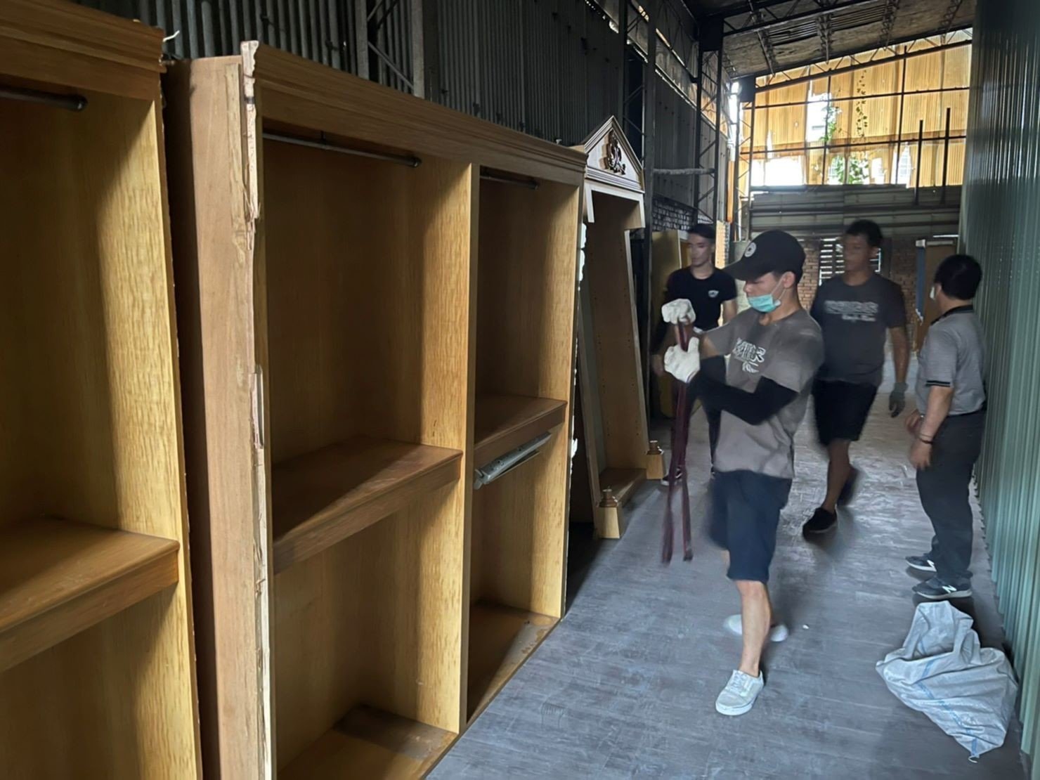 搬工計時、人工搬運、搬水晶洞【榮福搬家公司】特殊重物搬運、專搬重物、人力搬運、搬家首選、口碑第一、精搬金庫、搬保險櫃、精搬魚缸、跨縣市搬家、床墊搬運、搬床組、搬洗衣機、冰箱搬運、搬家具、搬展示木櫃、搬大理石桌、搬大型茶几、石墩搬運、搬置物櫃辦公桌、搬個人活動櫃、石頭搬運、搬神明桌、木製家具搬運、吊掛搬運、吊家具搬運、家庭搬家、辦公室遷移、公司行號搬遷、同棟不同樓層搬運、桃園搬家公司推薦、南港搬家、基隆搬家、新北搬家公司推薦、台北搬家公司推薦:大台北搬家,精緻包裝搬運「細膩包裝、專業搬運、用心服務、以客為尊」是榮福搬家公司的宗旨與精神。歡迎立即來電02-2651-2727專人服務。 搬工計時、人工搬運、搬水晶洞【榮福搬家公司】特殊重物搬運、專搬重物、人力搬運、搬家首選、口碑第一、精搬金庫、搬保險櫃、精搬魚缸、跨縣市搬家、床墊搬運、搬床組、搬洗衣機、冰箱搬運、搬家具、搬展示木櫃、搬大理石桌、搬大型茶几、石墩搬運、搬置物櫃辦公桌、搬個人活動櫃、石頭搬運、搬神明桌、木製家具搬運、吊掛搬運、吊家具搬運、家庭搬家、辦公室遷移、公司行號搬遷、同棟不同樓層搬運、桃園搬家公司推薦、南港搬家、基隆搬家、新北搬家公司推薦、台北搬家公司推薦:大台北搬家,精緻包裝搬運「細膩包裝、專業搬運、用心服務、以客為尊」是榮福搬家公司的宗旨與精神。歡迎立即來電02-2651-2727專人服務。