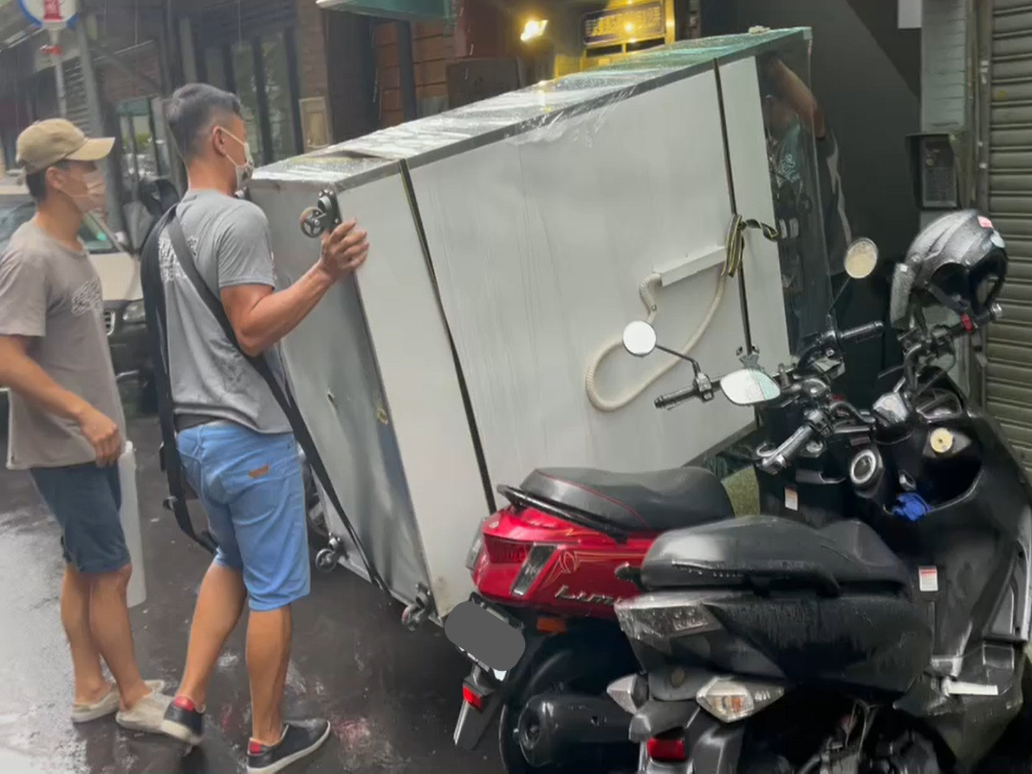店面搬遷推薦【榮福搬家公司】|小型食品加工廠搬遷|搬營業用冰箱|四門營業用冰箱|搬生財器具、搬冷凍櫃、搬冷藏冰箱|搬冷藏工作臺|搬臥式冷凍櫃|百貨公司進撤櫃|台北搬營業用冰箱|新北搬營業用冰箱|五股搬營業用冰箱|中永和搬營業用冰箱|三重搬營業用冰箱|汐止搬營業用冰箱|林口搬營業用冰箱|人力搬運,針對顧客都秉持以用心實在專業搬家技巧,搬家實在用心值得您的信賴與選擇。歡迎來電咨詢02-2651-2727,榮福搬家有專員立即為您服務。 店面搬遷推薦【榮福搬家公司】|小型食品加工廠搬遷|搬營業用冰箱|四門營業用冰箱|搬生財器具、搬冷凍櫃、搬冷藏冰箱|搬冷藏工作臺|搬臥式冷凍櫃|百貨公司進撤櫃|台北搬營業用冰箱|新北搬營業用冰箱|五股搬營業用冰箱|中永和搬營業用冰箱|三重搬營業用冰箱|汐止搬營業用冰箱|林口搬營業用冰箱|人力搬運,針對顧客都秉持以用心實在專業搬家技巧,搬家實在用心值得您的信賴與選擇。歡迎來電咨詢02-2651-2727,榮福搬家有專員立即為您服務。