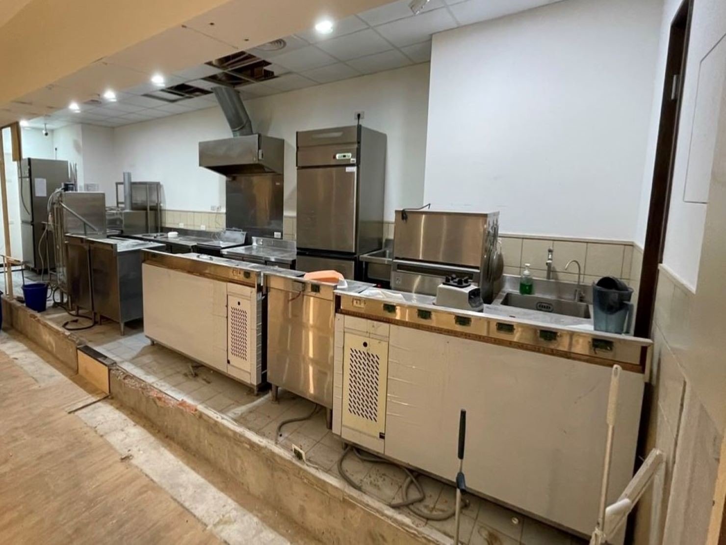 店面搬遷、搬家公司推薦、台北搬家推薦【榮福搬家公司】搬生財器具、搬冷凍櫃、搬冷藏冰箱、搬蛋糕櫃、搬冷藏工作臺、搬臥式冷凍櫃、搬工作檯、搬營業用蒸烤箱、南港搬家、桃園搬家公司推薦、新北搬家公司推薦、百貨公司進撤櫃、專櫃進撤櫃、企業搬運服務、搬公司行號、廠房遷移、公司行號搬遷、政府機關搬遷、百貨專櫃遷移、學校單位搬遷、大型設備搬遷、搬大型廚房設備、中央廚房搬遷、搬營業用冰箱、搬營業用製冰機、三層營業用烤箱搬運、搬工計時、搬工服務、人力搬運,針對顧客都秉持以用心實在專業搬家技巧,搬家實在用心值得您的信賴與選擇。歡迎來電咨詢02-2651-2727,榮福搬家有專員立即為您服務。 店面搬遷、搬家公司推薦、台北搬家推薦【榮福搬家公司】搬生財器具、搬冷凍櫃、搬冷藏冰箱、搬蛋糕櫃、搬冷藏工作臺、搬臥式冷凍櫃、搬工作檯、搬營業用蒸烤箱、南港搬家、桃園搬家公司推薦、新北搬家公司推薦、百貨公司進撤櫃、專櫃進撤櫃、企業搬運服務、搬公司行號、廠房遷移、公司行號搬遷、政府機關搬遷、百貨專櫃遷移、學校單位搬遷、大型設備搬遷、搬大型廚房設備、中央廚房搬遷、搬營業用冰箱、搬營業用製冰機、三層營業用烤箱搬運、搬工計時、搬工服務、人力搬運,針對顧客都秉持以用心實在專業搬家技巧,搬家實在用心值得您的信賴與選擇。歡迎來電咨詢02-2651-2727,榮福搬家有專員立即為您服務。