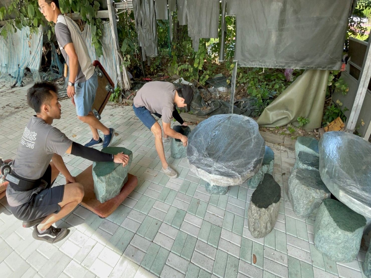 搬庭園造景設計景觀石桌椅【榮福搬家公司】石墩搬運、搬石桌椅、搬石頭桌椅、搬重物藝術品、搬家首選、吊掛搬運、吊家具搬運、特殊重物搬運、專搬重物、新北搬家推薦、搬家公司、基隆搬家、南港搬家、桃園搬家、板橋搬家、桃園搬家公司、台北搬家公司推薦、大台北搬家,各項搬家、搬運「細膩包裝、專業搬家及搬運、用心服務、以客為尊」是榮福搬家公司的宗旨與精神。歡迎立即來電02-2651-2727專人服務。 搬庭園造景設計景觀石桌椅【榮福搬家公司】石墩搬運、搬石桌椅、搬石頭桌椅、搬重物藝術品、搬家首選、吊掛搬運、吊家具搬運、特殊重物搬運、專搬重物、新北搬家推薦、搬家公司、基隆搬家、南港搬家、桃園搬家、板橋搬家、桃園搬家公司、台北搬家公司推薦、大台北搬家,各項搬家、搬運「細膩包裝、專業搬家及搬運、用心服務、以客為尊」是榮福搬家公司的宗旨與精神。歡迎立即來電02-2651-2727專人服務。