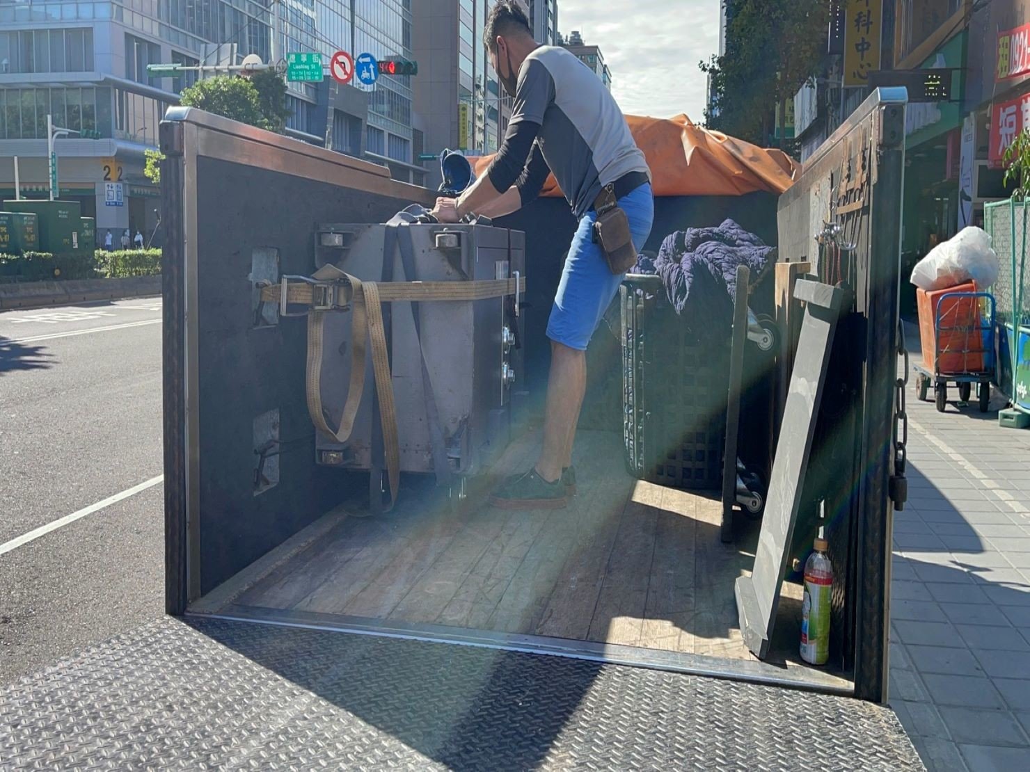 搬金庫、重物搬運【榮福搬家公司】石墩搬運、搬石椅、搬石頭桌、搬洗衣機、搬披薩窯、精搬金庫、搬保險櫃、精搬魚缸、精搬鋼琴、跨縣市搬家、搬工派遣、搬運、床墊搬運、冰箱搬運、大型家具搬運、單件家具運送、單一物件搬運、搬家首選、吊掛搬運、吊家具搬運、特殊重物搬運、專搬重物、新北搬家推薦、搬家公司、基隆搬家、南港搬家、桃園搬家公司、台北搬家公司推薦:大台北搬家,精緻包裝搬運「細膩包裝、專業搬運、用心服務、以客為尊」是榮福搬家公司的宗旨與精神。歡迎立即來電02-2651-2727專人服務。 搬金庫、重物搬運【榮福搬家公司】石墩搬運、搬石椅、搬石頭桌、搬洗衣機、搬披薩窯、精搬金庫、搬保險櫃、精搬魚缸、精搬鋼琴、跨縣市搬家、搬工派遣、搬運、床墊搬運、冰箱搬運、大型家具搬運、單件家具運送、單一物件搬運、搬家首選、吊掛搬運、吊家具搬運、特殊重物搬運、專搬重物、新北搬家推薦、搬家公司、基隆搬家、南港搬家、桃園搬家公司、台北搬家公司推薦:大台北搬家,精緻包裝搬運「細膩包裝、專業搬運、用心服務、以客為尊」是榮福搬家公司的宗旨與精神。歡迎立即來電02-2651-2727專人服務。