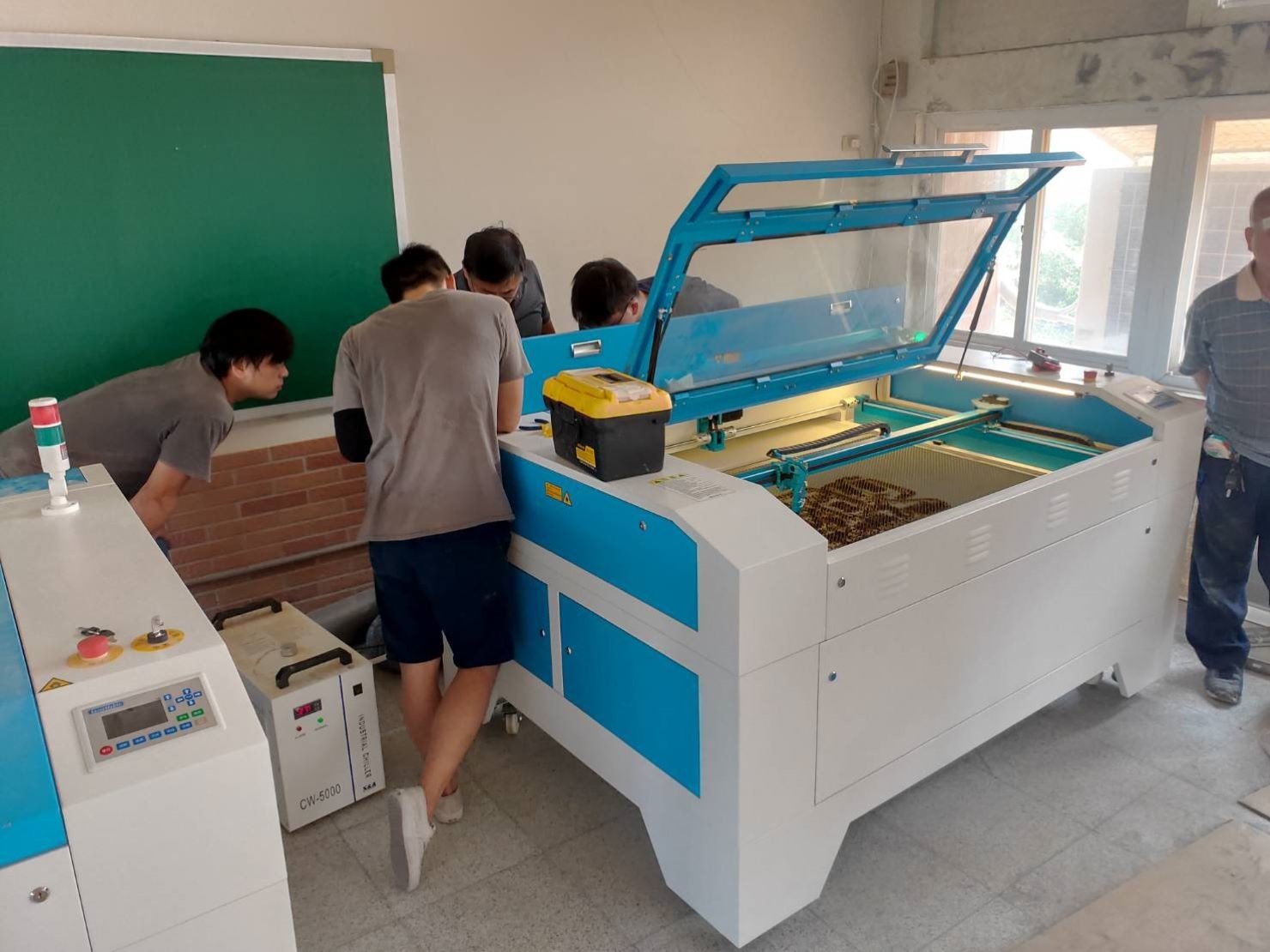 搬機台【榮福搬家貨運有限公司】搬切割機、搬重物、值得您來選擇:與客戶方確認搬遷完,雷射切割機運作是否正常 搬機台【榮福搬家貨運有限公司】搬切割機、搬重物、值得您來選擇:與客戶方確認搬遷完,雷射切割機運作是否正常