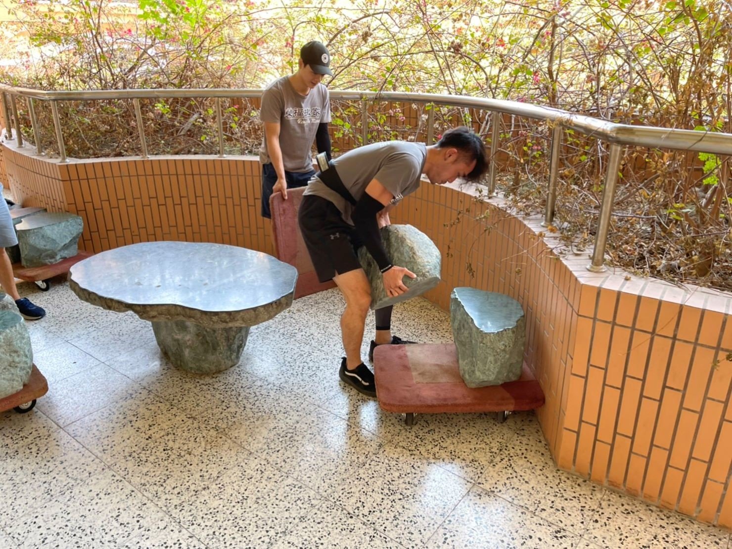 搬庭園造景設計景觀石桌椅【榮福搬家公司】石墩搬運、搬石桌椅、搬石頭桌椅、搬重物藝術品、搬家首選、吊掛搬運、吊家具搬運、特殊重物搬運、專搬重物、新北搬家推薦、搬家公司、基隆搬家、南港搬家、桃園搬家、板橋搬家、桃園搬家公司、台北搬家公司推薦、大台北搬家,各項搬家、搬運「細膩包裝、專業搬家及搬運、用心服務、以客為尊」是榮福搬家公司的宗旨與精神。歡迎立即來電02-2651-2727專人服務。 搬庭園造景設計景觀石桌椅【榮福搬家公司】石墩搬運、搬石桌椅、搬石頭桌椅、搬重物藝術品、搬家首選、吊掛搬運、吊家具搬運、特殊重物搬運、專搬重物、新北搬家推薦、搬家公司、基隆搬家、南港搬家、桃園搬家、板橋搬家、桃園搬家公司、台北搬家公司推薦、大台北搬家,各項搬家、搬運「細膩包裝、專業搬家及搬運、用心服務、以客為尊」是榮福搬家公司的宗旨與精神。歡迎立即來電02-2651-2727專人服務。
