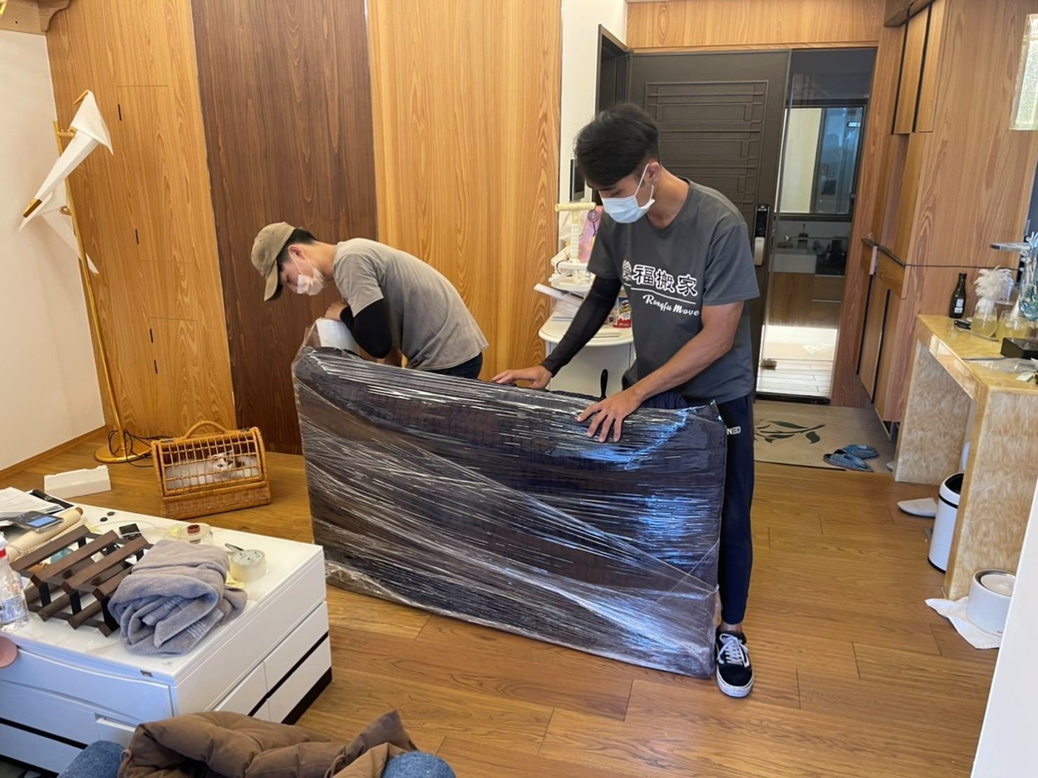搬家公司推薦、新北搬家推薦【榮福搬家公司】南港搬家、桃園搬家公司推薦、台北搬家公司推薦、大型家具搬運、搬家具、冰箱搬運、基隆搬家、搬家電、大型家電搬運、床墊搬運、搬家車、家庭搬家、搬工、搬運、搬家紙箱、跨縣市搬家、單件家具運送、搬家估價、搬家首選,搬家達人,吊掛搬運、吊家具搬運、台北搬家公司推薦:大台北搬家,精緻包裝搬運「細膩包裝、專業搬運、用心服務、以客為尊」是榮福搬家公司的宗旨與精神。歡迎立即來電02-2651-2727專人服務。 搬家公司推薦、新北搬家推薦【榮福搬家公司】南港搬家、桃園搬家公司推薦、台北搬家公司推薦、大型家具搬運、搬家具、冰箱搬運、基隆搬家、搬家電、大型家電搬運、床墊搬運、搬家車、家庭搬家、搬工、搬運、搬家紙箱、跨縣市搬家、單件家具運送、搬家估價、搬家首選,搬家達人,吊掛搬運、吊家具搬運、台北搬家公司推薦:大台北搬家,精緻包裝搬運「細膩包裝、專業搬運、用心服務、以客為尊」是榮福搬家公司的宗旨與精神。歡迎立即來電02-2651-2727專人服務。