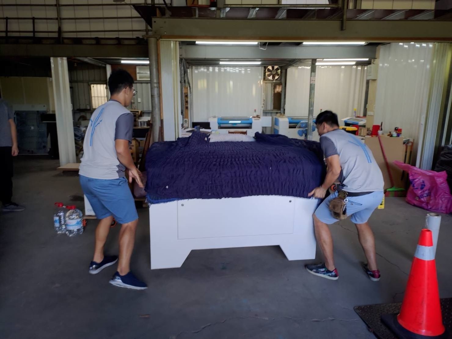搬家公司推薦【榮福搬家】搬遷好品質值得您的信賴與選擇:【特殊重物搬運】搬雷射雕刻切割機-榮福搬家師傅先蓋上一層軍毯在切割機上方,再用日式伸縮保護布套將其包覆,避免碰撞受損、避免摩擦刮傷。 搬家公司推薦【榮福搬家】搬遷好品質值得您的信賴與選擇:【特殊重物搬運】搬雷射雕刻切割機-榮福搬家師傅先蓋上一層軍毯在切割機上方,再用日式伸縮保護布套將其包覆,避免碰撞受損、避免摩擦刮傷。