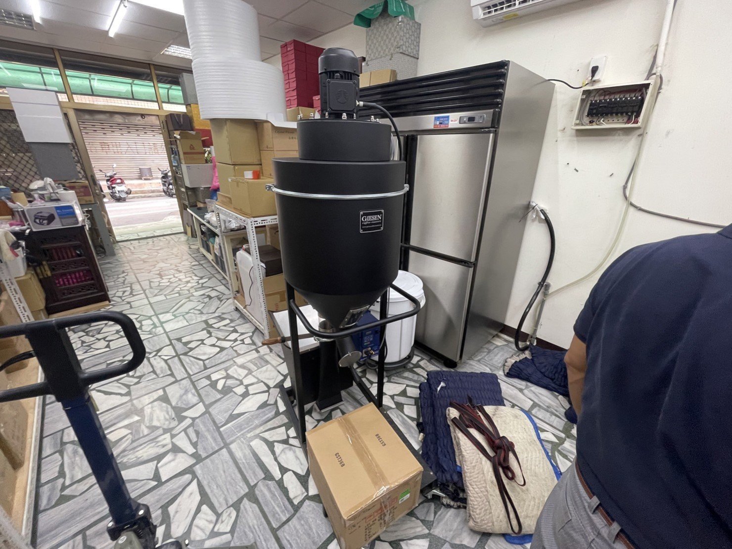 咖啡廠房商用烘豆機搬運、個人工作室烘豆機搬運、搬特殊重物商用烘豆機【榮福搬家】搬特殊重物落地型烘豆機、搬桌上型烘豆機、搬咖啡烘配去石機、搬咖啡烘焙剔石機、搬咖啡豆風選機、搬咖啡豆檢石機、搬咖啡豆選石機、營業用攪拌機搬運、營業用冰箱精緻包裝、營業用烤箱搬遷、麵包切割機、營業用冰箱搬遷、工作檯包裝,工作桌,台北搬家公司推薦:大台北搬家,精緻包裝搬運「細膩包裝、專業搬運、用心服務、以客為尊」是榮福搬家公司的宗旨與精神。歡迎立即來電02-2651-2727專人服務。 咖啡廠房商用烘豆機搬運、個人工作室烘豆機搬運、搬特殊重物商用烘豆機【榮福搬家】搬特殊重物落地型烘豆機、搬桌上型烘豆機、搬咖啡烘配去石機、搬咖啡烘焙剔石機、搬咖啡豆風選機、搬咖啡豆檢石機、搬咖啡豆選石機、營業用攪拌機搬運、營業用冰箱精緻包裝、營業用烤箱搬遷、麵包切割機、營業用冰箱搬遷、工作檯包裝,工作桌,台北搬家公司推薦:大台北搬家,精緻包裝搬運「細膩包裝、專業搬運、用心服務、以客為尊」是榮福搬家公司的宗旨與精神。歡迎立即來電02-2651-2727專人服務。
