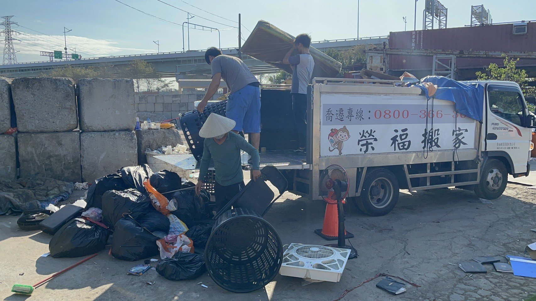 新北市垃圾清運、台北垃圾清運、不要的家具怎麼辦、搬家公司推薦、新北搬家推薦【榮福搬家公司】南港搬家、桃園搬家公司推薦、桃園大型垃圾、台北搬家公司推薦、搬垃圾處理、家庭廢棄物清運、廢棄物處理、搬運廢棄物、家具垃圾處理、清運、搬家具、冰箱搬運、基隆搬家、大型家電回收清運、床墊搬運、搬衣櫃、大型家具丟棄、搬公司行號、家庭垃圾清運公司、清垃圾、廢棄家具處理、廢棄家具清運、搬家車,針對顧客都秉持以用心實在專業搬家技巧,搬家實在用心值得您的信賴與選擇。歡迎來電咨詢02-2651-2727,榮福搬家有專員立即為您服務。 新北市垃圾清運、台北垃圾清運、不要的家具怎麼辦、搬家公司推薦、新北搬家推薦【榮福搬家公司】南港搬家、桃園搬家公司推薦、桃園大型垃圾、台北搬家公司推薦、搬垃圾處理、家庭廢棄物清運、廢棄物處理、搬運廢棄物、家具垃圾處理、清運、搬家具、冰箱搬運、基隆搬家、大型家電回收清運、床墊搬運、搬衣櫃、大型家具丟棄、搬公司行號、家庭垃圾清運公司、清垃圾、廢棄家具處理、廢棄家具清運、搬家車,針對顧客都秉持以用心實在專業搬家技巧,搬家實在用心值得您的信賴與選擇。歡迎來電咨詢02-2651-2727,榮福搬家有專員立即為您服務。