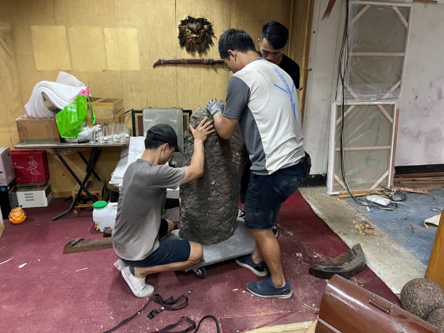搬工計時、人工搬運、搬水晶洞【榮福搬家公司】特殊重物搬運、專搬重物、人力搬運、搬家首選、口碑第一、精搬金庫、搬保險櫃、精搬魚缸、跨縣市搬家、床墊搬運、搬床組、搬洗衣機、冰箱搬運、搬家具、搬展示木櫃、搬大理石桌、搬大型茶几、石墩搬運、搬置物櫃辦公桌、搬個人活動櫃、石頭搬運、搬神明桌、木製家具搬運、吊掛搬運、吊家具搬運、家庭搬家、辦公室遷移、公司行號搬遷、同棟不同樓層搬運、桃園搬家公司推薦、南港搬家、基隆搬家、新北搬家公司推薦、台北搬家公司推薦:大台北搬家,精緻包裝搬運「細膩包裝、專業搬運、用心服務、以客為尊」是榮福搬家公司的宗旨與精神。歡迎立即來電02-2651-2727專人服務。 搬工計時、人工搬運、搬水晶洞【榮福搬家公司】特殊重物搬運、專搬重物、人力搬運、搬家首選、口碑第一、精搬金庫、搬保險櫃、精搬魚缸、跨縣市搬家、床墊搬運、搬床組、搬洗衣機、冰箱搬運、搬家具、搬展示木櫃、搬大理石桌、搬大型茶几、石墩搬運、搬置物櫃辦公桌、搬個人活動櫃、石頭搬運、搬神明桌、木製家具搬運、吊掛搬運、吊家具搬運、家庭搬家、辦公室遷移、公司行號搬遷、同棟不同樓層搬運、桃園搬家公司推薦、南港搬家、基隆搬家、新北搬家公司推薦、台北搬家公司推薦:大台北搬家,精緻包裝搬運「細膩包裝、專業搬運、用心服務、以客為尊」是榮福搬家公司的宗旨與精神。歡迎立即來電02-2651-2727專人服務。