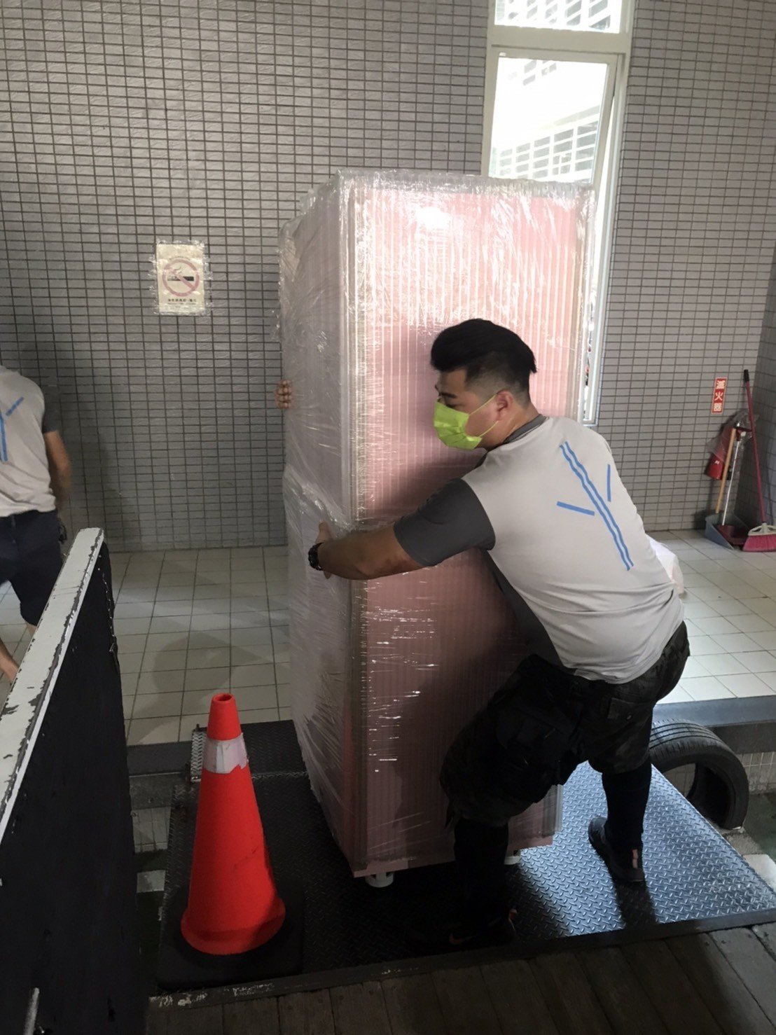 只需搬運單一重物?搬運單一自動販賣機、夾娃娃機、販賣機、自動咖啡機、公仔自動販賣機、特殊重物推薦【榮福搬家】專業包裝防護搬運「細膩包裝手法、專業搬運技巧、用心服務、以客為尊」是榮福搬家公司的宗旨與精神。歡迎立即來電02-2651-2727專人服務。 只需搬運單一重物?搬運單一自動販賣機、夾娃娃機、販賣機、自動咖啡機、公仔自動販賣機、特殊重物推薦【榮福搬家】專業包裝防護搬運「細膩包裝手法、專業搬運技巧、用心服務、以客為尊」是榮福搬家公司的宗旨與精神。歡迎立即來電02-2651-2727專人服務。