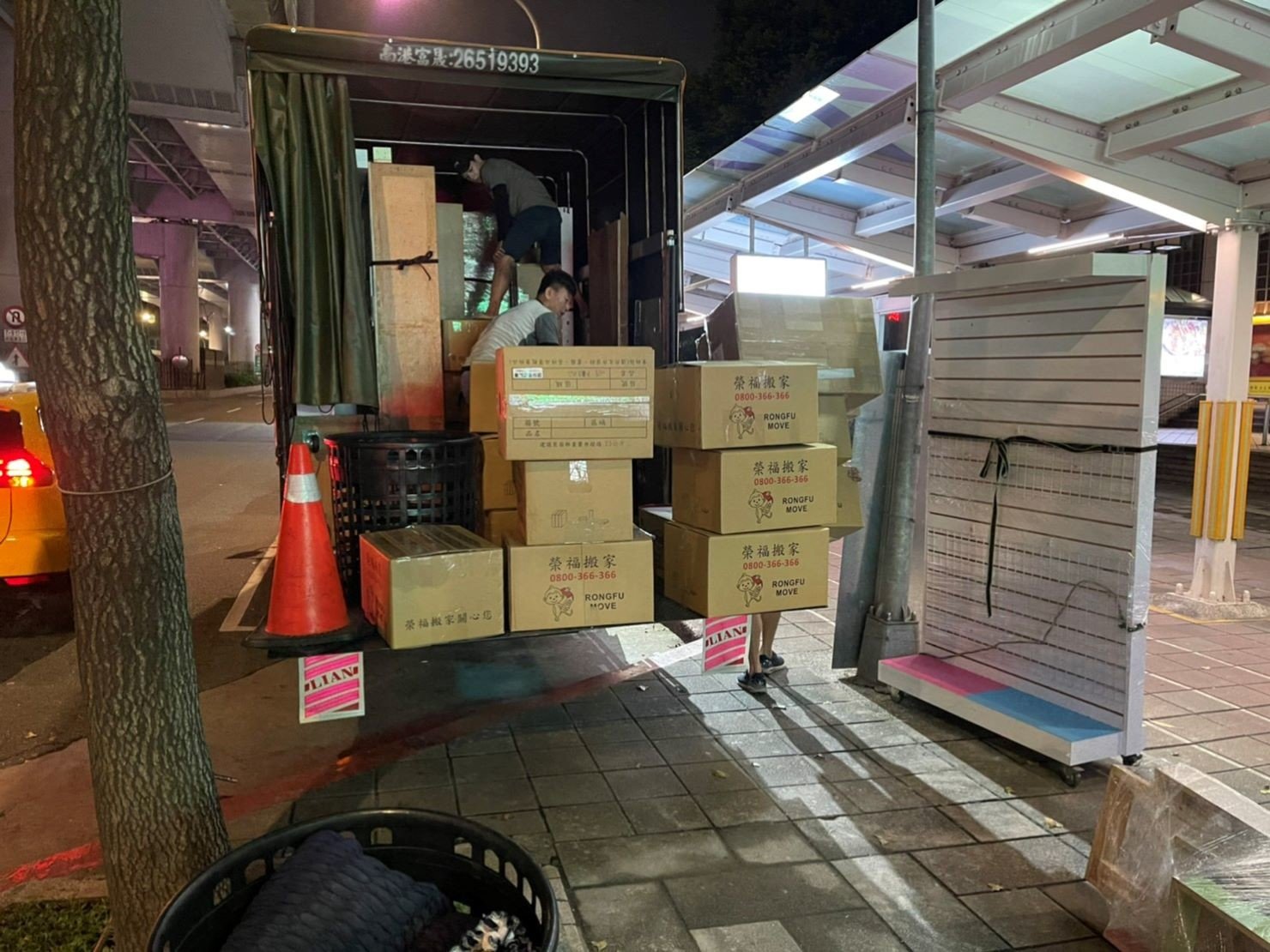 捷運地下街店面搬遷【榮福搬家公司】店面搬遷、精搬金庫、搬保險櫃、精搬魚缸、魚缸搬運、跨縣搬家、搬工派遣、搬洗衣機、搬床墊、搬冰箱、搬家具、搬家首選、吊掛搬運、吊家具搬運、新北搬家公司推薦、桃園搬家推薦、南港搬家、基隆搬家、台北搬家公司推薦:大台北搬家,精緻包裝搬運「細膩包裝、專業搬運、用心服務、以客為尊」是榮福搬家公司的宗旨與精神。歡迎立即來電02-2651-2727專人服務。 捷運地下街店面搬遷【榮福搬家公司】店面搬遷、精搬金庫、搬保險櫃、精搬魚缸、魚缸搬運、跨縣搬家、搬工派遣、搬洗衣機、搬床墊、搬冰箱、搬家具、搬家首選、吊掛搬運、吊家具搬運、新北搬家公司推薦、桃園搬家推薦、南港搬家、基隆搬家、台北搬家公司推薦:大台北搬家,精緻包裝搬運「細膩包裝、專業搬運、用心服務、以客為尊」是榮福搬家公司的宗旨與精神。歡迎立即來電02-2651-2727專人服務。