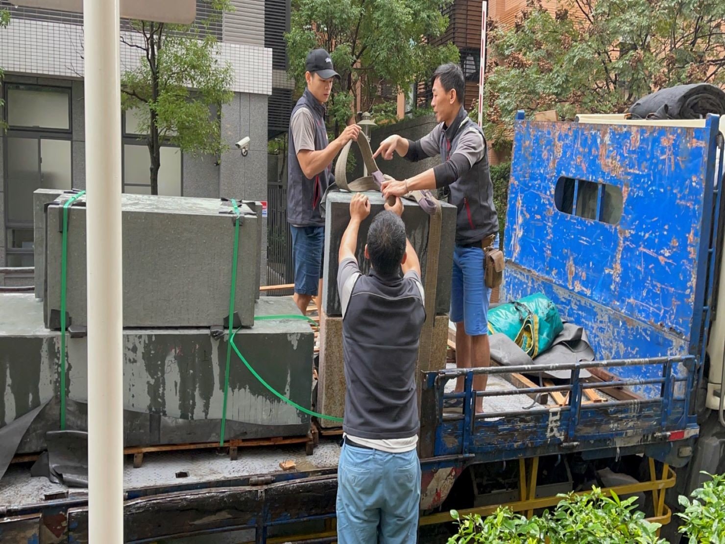 重物搬運/南港搬家【榮福搬家公司】搬洗衣機、搬披薩窯、精搬金庫、搬保險櫃、精搬魚缸、跨縣搬家、搬工派遣、搬床墊、搬冰箱、搬家具、搬家首選、吊掛搬運、吊家具搬運、台北搬家公司推薦:大台北搬家、新北搬家推薦,精緻包裝搬運「細膩包裝、專業搬運、用心服務、以客為尊」是榮福搬家公司的宗旨與精神。歡迎立即來電02-2651-2727專人服務。 重物搬運/南港搬家【榮福搬家公司】搬洗衣機、搬披薩窯、精搬金庫、搬保險櫃、精搬魚缸、跨縣搬家、搬工派遣、搬床墊、搬冰箱、搬家具、搬家首選、吊掛搬運、吊家具搬運、台北搬家公司推薦:大台北搬家、新北搬家推薦,精緻包裝搬運「細膩包裝、專業搬運、用心服務、以客為尊」是榮福搬家公司的宗旨與精神。歡迎立即來電02-2651-2727專人服務。