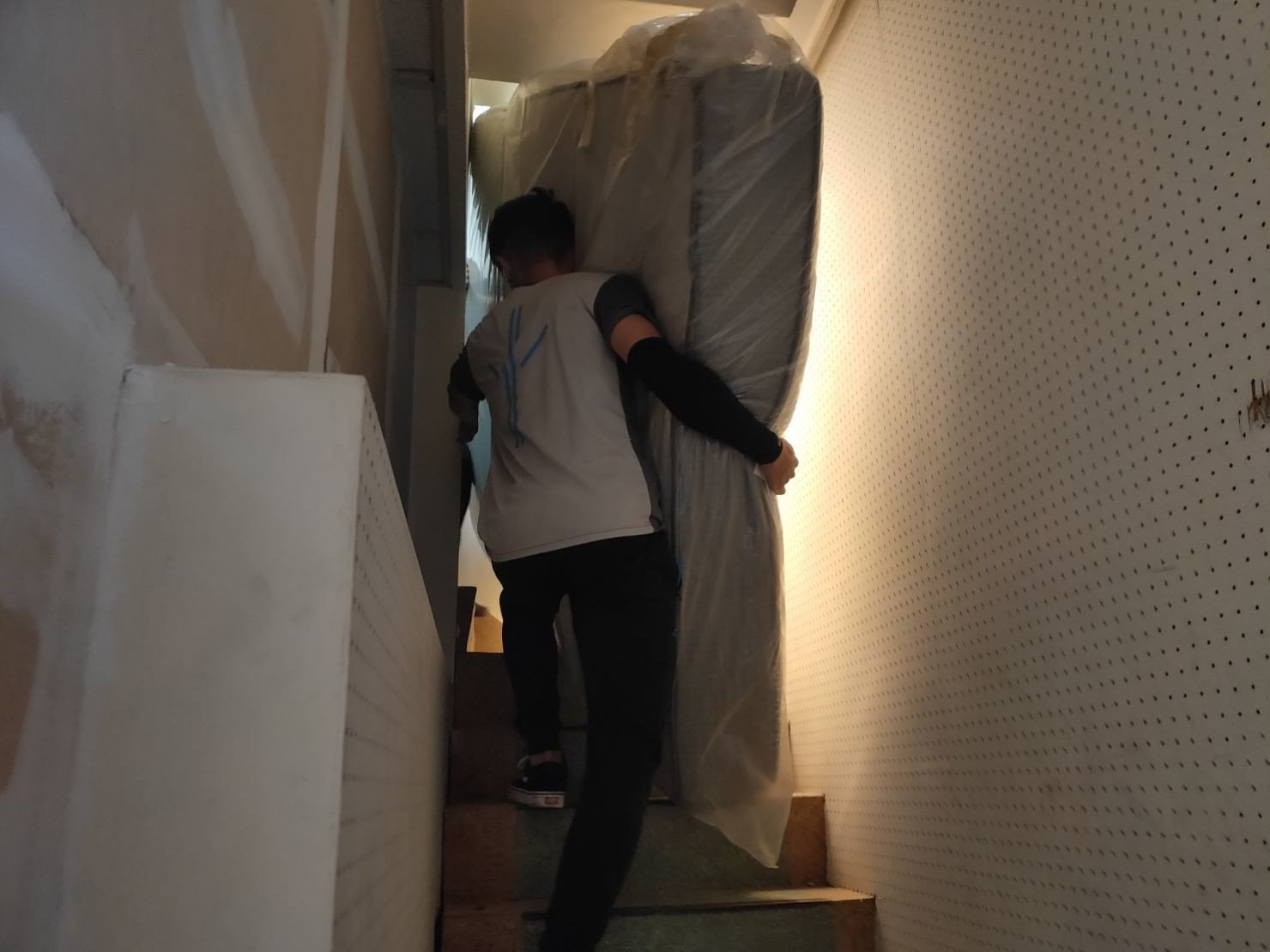搬家公司推薦、新北搬家推薦【榮福搬家公司】搬家首選、口碑第一、搬家好評推薦、南港搬家、桃園搬家公司推薦、台北搬家公司推薦、搬家具、冰箱搬運、基隆搬家、搬家電、床墊搬運、搬Queen Size床墊、單件家具運送、單一物件搬運、搬床墊、搬沙發、搬衣櫃、搬洗衣機、跨縣市搬家、吊車吊掛搬運、吊家具搬運、大型家具搬運、家具清運、搬公司行號、家庭搬家、搬鋼琴、搬工計時、搬工服務、人力搬運、搬運、床墊專用保護布套、透明防水床墊套、搬家紙箱,針對顧客都秉持以用心實在專業搬家技巧,搬家實在用心值得您的信賴與選擇。歡迎來電咨詢02-2651-2727,榮福搬家有專員立即為您服務。 搬家公司推薦、新北搬家推薦【榮福搬家公司】搬家首選、口碑第一、搬家好評推薦、南港搬家、桃園搬家公司推薦、台北搬家公司推薦、搬家具、冰箱搬運、基隆搬家、搬家電、床墊搬運、搬Queen Size床墊、單件家具運送、單一物件搬運、搬床墊、搬沙發、搬衣櫃、搬洗衣機、跨縣市搬家、吊車吊掛搬運、吊家具搬運、大型家具搬運、家具清運、搬公司行號、家庭搬家、搬鋼琴、搬工計時、搬工服務、人力搬運、搬運、床墊專用保護布套、透明防水床墊套、搬家紙箱,針對顧客都秉持以用心實在專業搬家技巧,搬家實在用心值得您的信賴與選擇。歡迎來電咨詢02-2651-2727,榮福搬家有專員立即為您服務。