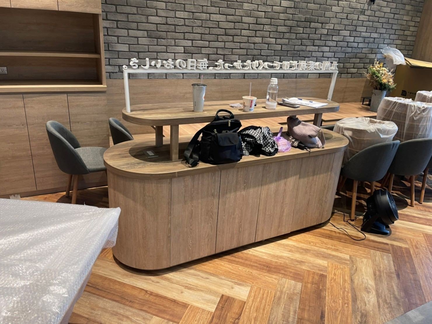 【榮福搬家】餐飲集團撤櫃、百貨撤櫃、百貨餐飲撤櫃、撤櫃暫放倉儲、餐飲設備暫放倉儲、訂製餐桌椅精緻包裝、營業用冰箱精緻包裝、營業用冰箱暫放倉儲、中島展示櫃精緻包裝、工作檯包裝,工作桌、長桌吧檯,台北搬家公司推薦:大台北搬家,精緻包裝搬運「細膩包裝、專業搬運、用心服務、以客為尊」是榮福搬家公司的宗旨與精神。歡迎立即來電02-2651-2727專人服務。 【榮福搬家】餐飲集團撤櫃、百貨撤櫃、百貨餐飲撤櫃、撤櫃暫放倉儲、餐飲設備暫放倉儲、訂製餐桌椅精緻包裝、營業用冰箱精緻包裝、營業用冰箱暫放倉儲、中島展示櫃精緻包裝、工作檯包裝,工作桌、長桌吧檯,台北搬家公司推薦:大台北搬家,精緻包裝搬運「細膩包裝、專業搬運、用心服務、以客為尊」是榮福搬家公司的宗旨與精神。歡迎立即來電02-2651-2727專人服務。