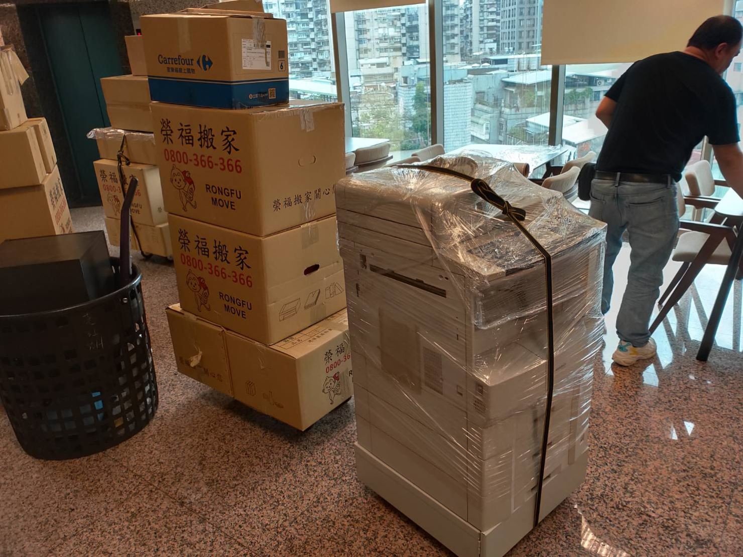 搬公司行號【榮福搬家】口碑第一、台北搬家:裝箱後確實封箱,且在箱子上註明物品分類,如有易碎品也要標記註明唷! 搬公司行號【榮福搬家】口碑第一、台北搬家:裝箱後確實封箱,且在箱子上註明物品分類,如有易碎品也要標記註明唷!