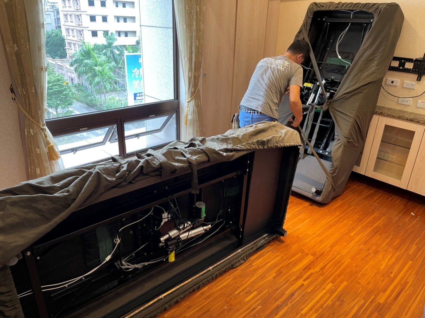 台北搬家公司推薦【榮福搬家】優質搬家,包裝搬運「細膩包裝、專業搬運、用心服務、以客為尊」值得您來選擇:【重物搬運】將電動醫療床以榮福搬家床墊專用保護布套完整包覆後,再將布套的綁帶牢牢綁緊,避免搬運過程中布套滑落。 台北搬家公司推薦【榮福搬家】優質搬家,包裝搬運「細膩包裝、專業搬運、用心服務、以客為尊」值得您來選擇:【重物搬運】將電動醫療床以榮福搬家床墊專用保護布套完整包覆後,再將布套的綁帶牢牢綁緊,避免搬運過程中布套滑落。