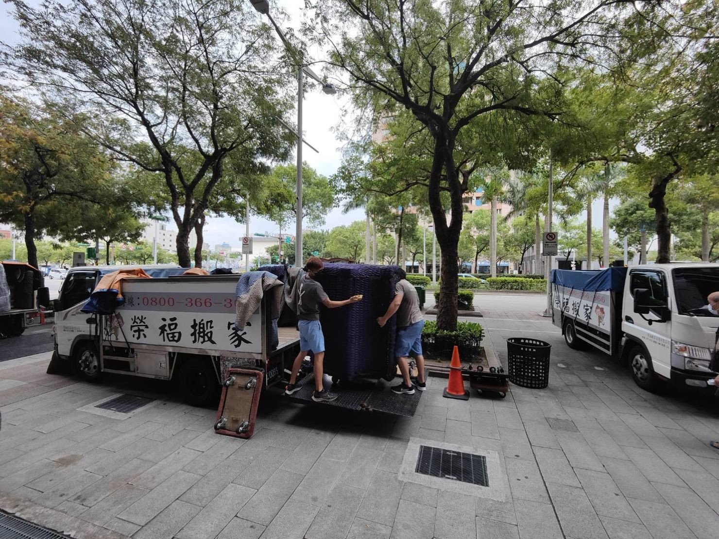 專人打包、搬家公司推薦、新北搬家公司推薦【榮福搬家公司】基隆搬家、南港搬家、桃園搬家公司推薦、家庭搬家、精緻搬家、精緻包裝、打包裝箱、跨縣市搬家、搬工計時、人工搬運、床墊搬運、冰箱搬運、搬家具、搬家首選、搬家紙箱、氣泡捲、膠膜、黃色透明膠帶、大型家具搬運、搬木製家具、搬大理石桌、台北搬家公司推薦:大台北搬家,精緻包裝搬運「細膩包裝、專業搬運、用心服務、以客為尊」是榮福搬家公司的宗旨與精神。歡迎立即來電02-2651-2727專人服務。 專人打包、搬家公司推薦、新北搬家公司推薦【榮福搬家公司】基隆搬家、南港搬家、桃園搬家公司推薦、家庭搬家、精緻搬家、精緻包裝、打包裝箱、跨縣市搬家、搬工計時、人工搬運、床墊搬運、冰箱搬運、搬家具、搬家首選、搬家紙箱、氣泡捲、膠膜、黃色透明膠帶、大型家具搬運、搬木製家具、搬大理石桌、台北搬家公司推薦:大台北搬家,精緻包裝搬運「細膩包裝、專業搬運、用心服務、以客為尊」是榮福搬家公司的宗旨與精神。歡迎立即來電02-2651-2727專人服務。
