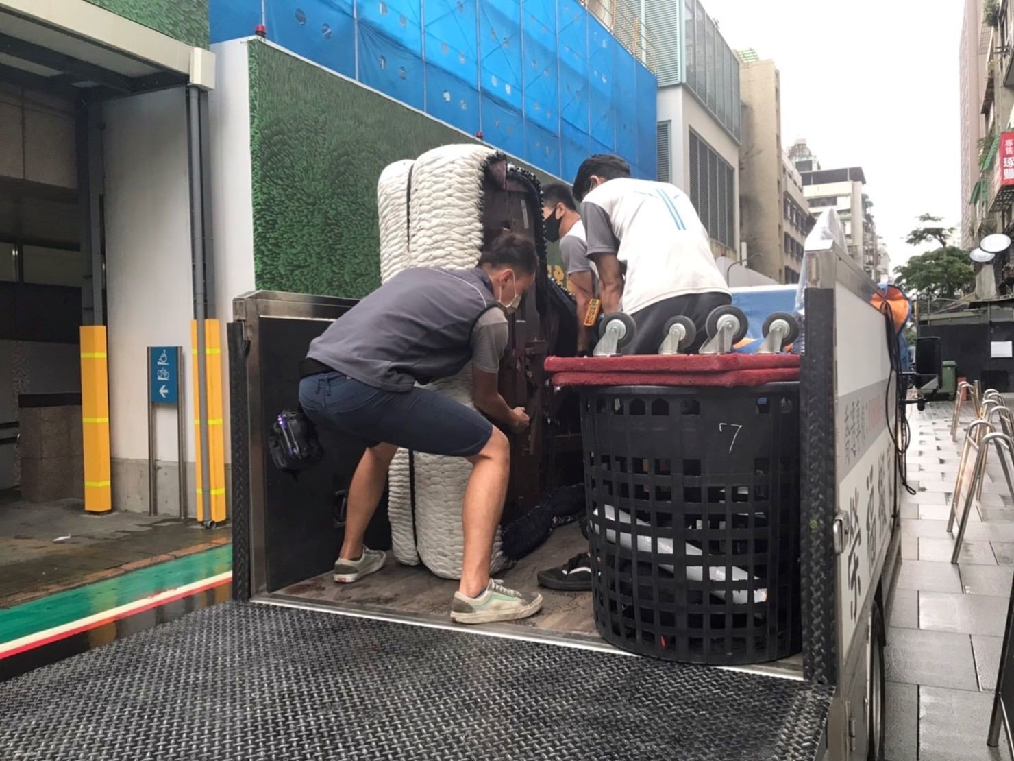 特殊搬運、搬重物【榮福搬家公司】精緻包裝鋼琴、演奏鋼琴、三角鋼琴、鋼琴搬運、音樂廳平台式鋼琴搬運、演奏會平台式鋼琴搬運、飯店平台式鋼琴搬運、跨縣市搬鋼琴、鋼琴室內移動、搬鋼琴首選、鋼琴吊掛搬運、專搬重物、搬重物技巧、新北鋼琴搬運公司推薦、大台北鋼琴搬運公司、桃園鋼琴搬運公司、新竹鋼琴搬運公司、台北搬家公司推薦:大台北搬家,精緻包裝搬運「細膩包裝、專業搬運、用心服務、以客為尊」是榮福搬家公司的宗旨與精神。歡迎立即來電02-2651-2727專人服務。 特殊搬運、搬重物【榮福搬家公司】精緻包裝鋼琴、演奏鋼琴、三角鋼琴、鋼琴搬運、音樂廳平台式鋼琴搬運、演奏會平台式鋼琴搬運、飯店平台式鋼琴搬運、跨縣市搬鋼琴、鋼琴室內移動、搬鋼琴首選、鋼琴吊掛搬運、專搬重物、搬重物技巧、新北鋼琴搬運公司推薦、大台北鋼琴搬運公司、桃園鋼琴搬運公司、新竹鋼琴搬運公司、台北搬家公司推薦:大台北搬家,精緻包裝搬運「細膩包裝、專業搬運、用心服務、以客為尊」是榮福搬家公司的宗旨與精神。歡迎立即來電02-2651-2727專人服務。