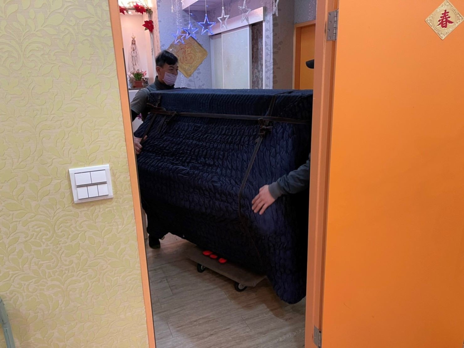 重物搬運【榮福搬家公司】搬鋼琴、搬家達人、搬洗衣機、搬披薩窯、精搬金庫、搬保險櫃、精搬魚缸、精搬鋼琴、跨縣搬家、搬工派遣、搬運、搬床墊、搬冰箱、搬家具、搬家首選、吊掛搬運、吊家具搬運、特殊重物搬運、專搬重物、新北搬家推薦、搬家公司、基隆搬家、南港搬家、桃園搬家公司、台北搬家公司推薦:大台北搬家,精緻包裝搬運「細膩包裝、專業搬運、用心服務、以客為尊」是榮福搬家公司的宗旨與精神。歡迎立即來電02-2651-2727專人服務。雕花鋼琴細膩的防護措施、專業的搬運,新北搬家公司推薦、鋼琴搬運好評推薦,專搬鋼琴的榮福搬家公司。 重物搬運【榮福搬家公司】搬鋼琴、搬家達人、搬洗衣機、搬披薩窯、精搬金庫、搬保險櫃、精搬魚缸、精搬鋼琴、跨縣搬家、搬工派遣、搬運、搬床墊、搬冰箱、搬家具、搬家首選、吊掛搬運、吊家具搬運、特殊重物搬運、專搬重物、新北搬家推薦、搬家公司、基隆搬家、南港搬家、桃園搬家公司、台北搬家公司推薦:大台北搬家,精緻包裝搬運「細膩包裝、專業搬運、用心服務、以客為尊」是榮福搬家公司的宗旨與精神。歡迎立即來電02-2651-2727專人服務。雕花鋼琴細膩的防護措施、專業的搬運,新北搬家公司推薦、鋼琴搬運好評推薦,專搬鋼琴的榮福搬家公司。