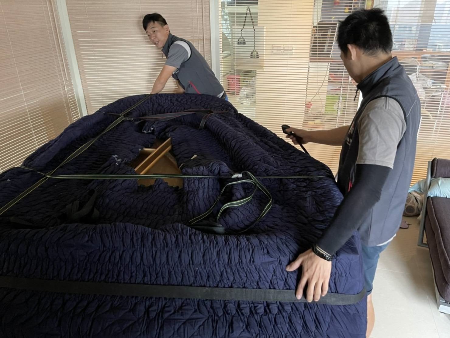 特殊搬運、搬重物【榮福搬家公司】精搬鋼琴、演奏鋼琴、三角鋼琴、鋼琴搬運、家庭搬家、跨縣市搬家、搬工計時、人力搬運、搬家首選、吊掛搬運、吊家具搬運、特殊重物搬運、專搬重物、搬重物技巧、新北搬家公司推薦、搬家公司、基隆搬家、南港搬家、桃園搬家公司推薦、台北搬家公司推薦:大台北搬家,精緻包裝搬運「細膩包裝、專業搬運、用心服務、以客為尊」是榮福搬家公司的宗旨與精神。歡迎立即來電02-2651-2727專人服務。 特殊搬運、搬重物【榮福搬家公司】精搬鋼琴、演奏鋼琴、三角鋼琴、鋼琴搬運、家庭搬家、跨縣市搬家、搬工計時、人力搬運、搬家首選、吊掛搬運、吊家具搬運、特殊重物搬運、專搬重物、搬重物技巧、新北搬家公司推薦、搬家公司、基隆搬家、南港搬家、桃園搬家公司推薦、台北搬家公司推薦:大台北搬家,精緻包裝搬運「細膩包裝、專業搬運、用心服務、以客為尊」是榮福搬家公司的宗旨與精神。歡迎立即來電02-2651-2727專人服務。
