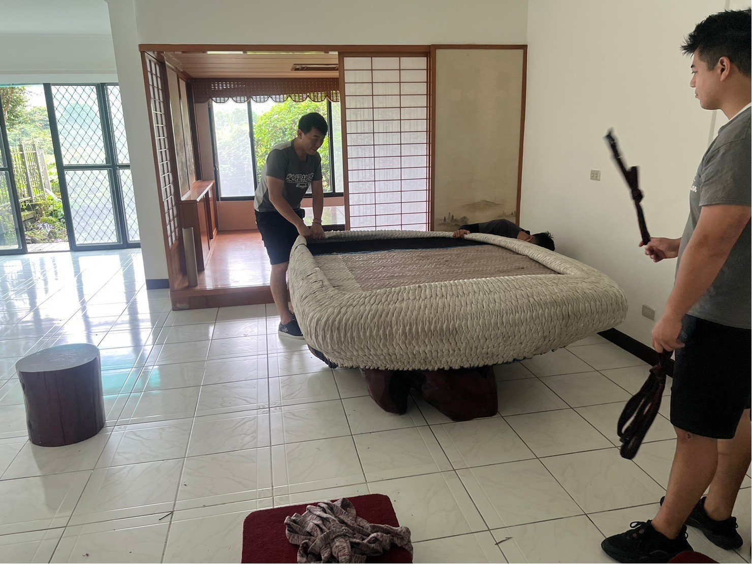 特殊搬運、搬重物【榮福搬家公司】單一家具搬運、原木桌、原木樹根茶桌、原木泡茶桌、實木桌、實木泡茶桌、專業搬運、進口原木餐桌、500公斤原木桌搬運、跨縣市搬家、搬工計時、人力搬運、搬家首選、吊掛搬運、特殊重物搬運、專搬重物、搬重物技巧、新北搬家公司推薦、搬家車、搬家公司、基隆搬家、南港搬家、桃園搬家公司推薦、台北搬家公司推薦:大台北搬家,精緻包裝搬運「細膩包裝、專業搬運、用心服務、以客為尊」是榮福搬家公司的宗旨與精神。歡迎立即來電02-2651-2727專人服務。 特殊搬運、搬重物【榮福搬家公司】單一家具搬運、原木桌、原木樹根茶桌、原木泡茶桌、實木桌、實木泡茶桌、專業搬運、進口原木餐桌、500公斤原木桌搬運、跨縣市搬家、搬工計時、人力搬運、搬家首選、吊掛搬運、特殊重物搬運、專搬重物、搬重物技巧、新北搬家公司推薦、搬家車、搬家公司、基隆搬家、南港搬家、桃園搬家公司推薦、台北搬家公司推薦:大台北搬家,精緻包裝搬運「細膩包裝、專業搬運、用心服務、以客為尊」是榮福搬家公司的宗旨與精神。歡迎立即來電02-2651-2727專人服務。