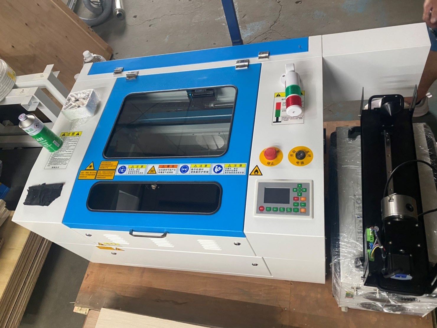 搬雷射雕刻切割機【榮福搬家公司】搬切割機、搬重物口碑第一、台北搬家推薦：此次搬運的雷射雕刻切割機較上次搬運的小台，重量約150公斤左右，此款以加熱方式的切割機已漸漸地取代一般刀片裁切式的切割機了。