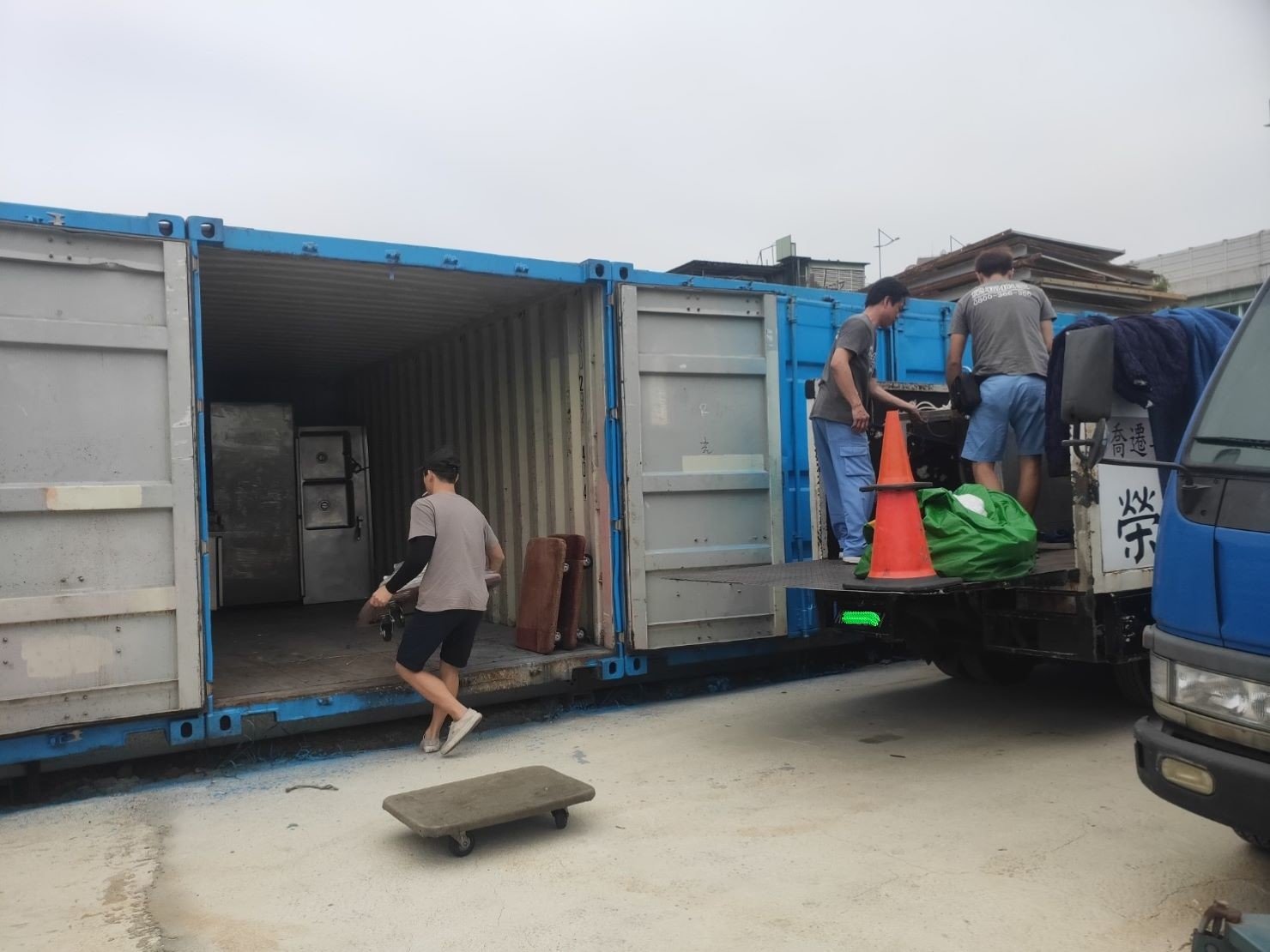重物搬運、搬家公司推薦、新北搬家公司推薦【榮福搬家公司】南港搬家、桃園搬家公司推薦、台北搬家公司推薦、搬家具、冰箱搬運、搬營業用冰箱、基隆搬家、大型家電搬運、大型廚房設備搬運、搬公司行號、家庭搬家、廠房遷移、搬工計時、搬工服務、人力搬運、搬運、大型廚具搬運、搬生財器具、搬工作檯、冷凍櫃搬運、搬大型製冰機、中央廚房搬遷,針對顧客都秉持以用心實在專業搬家技巧,搬家實在用心值得您的信賴與選擇。歡迎來電咨詢02-2651-2727,榮福搬家有專員立即為您服務。 重物搬運、搬家公司推薦、新北搬家公司推薦【榮福搬家公司】南港搬家、桃園搬家公司推薦、台北搬家公司推薦、搬家具、冰箱搬運、搬營業用冰箱、基隆搬家、大型家電搬運、大型廚房設備搬運、搬公司行號、家庭搬家、廠房遷移、搬工計時、搬工服務、人力搬運、搬運、大型廚具搬運、搬生財器具、搬工作檯、冷凍櫃搬運、搬大型製冰機、中央廚房搬遷,針對顧客都秉持以用心實在專業搬家技巧,搬家實在用心值得您的信賴與選擇。歡迎來電咨詢02-2651-2727,榮福搬家有專員立即為您服務。