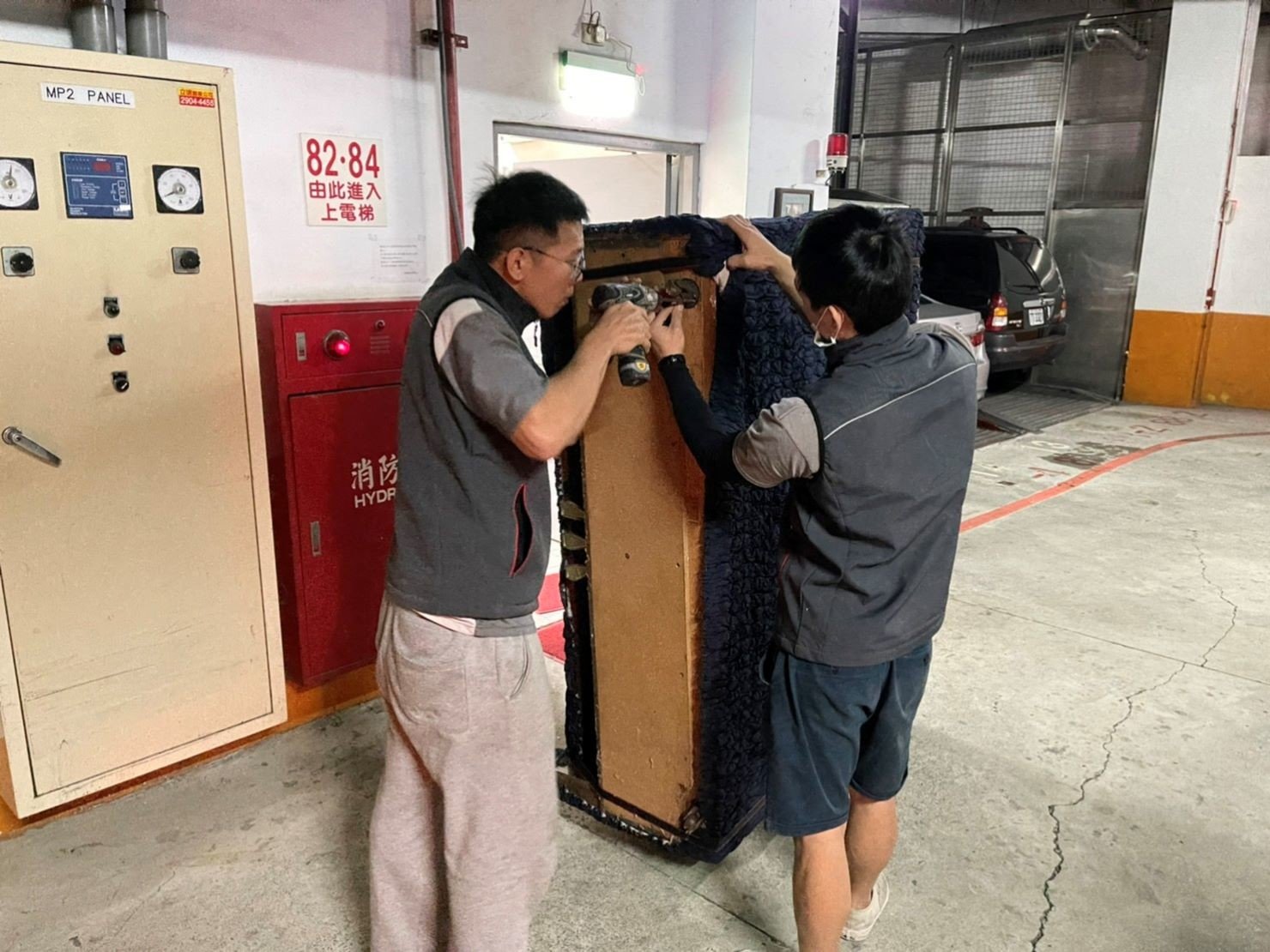 搬鋼琴、搬家公司推薦、新北搬家推薦【榮福搬家公司】南港搬家、桃園搬家公司推薦、台北搬家公司推薦、鋼琴運送、搬鋼琴首選,搬平台式鋼琴達人,針對顧客所搬鋼琴都秉持以用心實在專業搬家技巧,搬家實在用心值得您的信賴與選擇。歡迎來電咨詢02-2651-2727,榮福搬家有專員立即為您服務。 搬鋼琴、搬家公司推薦、新北搬家推薦【榮福搬家公司】南港搬家、桃園搬家公司推薦、台北搬家公司推薦、鋼琴運送、搬鋼琴首選,搬平台式鋼琴達人,針對顧客所搬鋼琴都秉持以用心實在專業搬家技巧,搬家實在用心值得您的信賴與選擇。歡迎來電咨詢02-2651-2727,榮福搬家有專員立即為您服務。