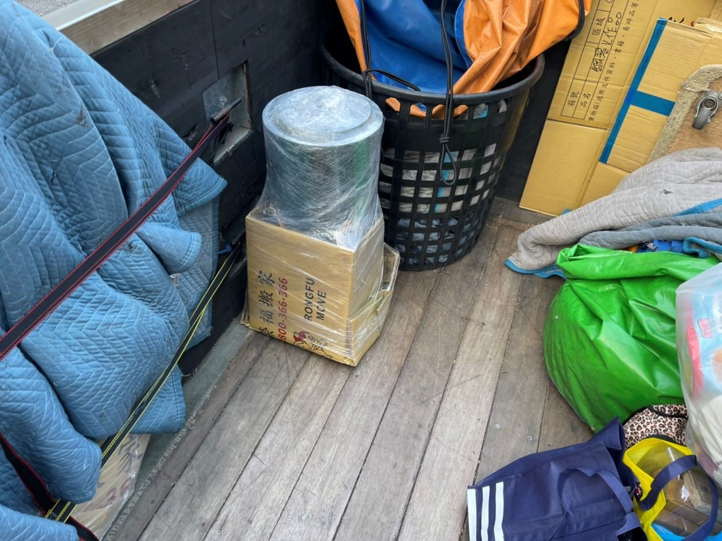 搬家具、冰箱搬運、基隆搬家、搬家電、床墊搬運、搬衣櫃、搬大型家具、搬公司行號、家庭搬家、搬鋼琴、搬工計時、人工搬運、搬運、搬家紙箱,針對顧客都秉持以用心實在專業搬家技巧,搬家實在用心值得您的信賴與選擇。【榮福搬家公司】搬家首選、搬家公司推薦:優質搬家,包裝搬運「細膩包裝、專業搬運、用心服務、以客為尊」是榮福搬家公司的宗旨與精神。歡迎立即來電02-2651-2727專人服務。系統式家具拆裝找專業的榮福搬家就對了。 搬家具、冰箱搬運、基隆搬家、搬家電、床墊搬運、搬衣櫃、搬大型家具、搬公司行號、家庭搬家、搬鋼琴、搬工計時、人工搬運、搬運、搬家紙箱,針對顧客都秉持以用心實在專業搬家技巧,搬家實在用心值得您的信賴與選擇。【榮福搬家公司】搬家首選、搬家公司推薦:優質搬家,包裝搬運「細膩包裝、專業搬運、用心服務、以客為尊」是榮福搬家公司的宗旨與精神。歡迎立即來電02-2651-2727專人服務。系統式家具拆裝找專業的榮福搬家就對了。