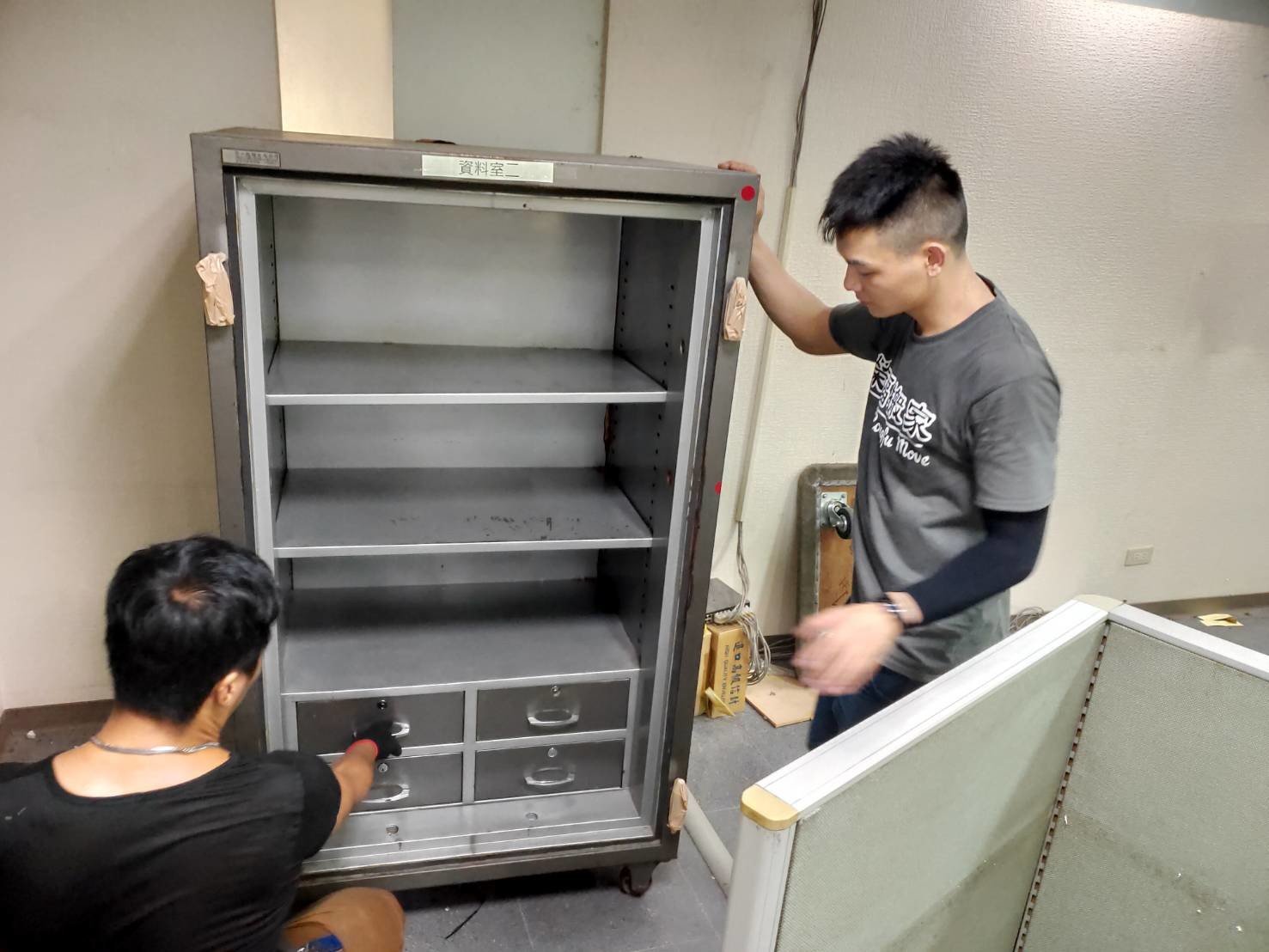 【榮福搬家公司】搬家首選、台北搬家公司推薦:重物搬運服務重達600公斤以上的金庫搬運、保險櫃吊掛搬運,包裝搬運「細膩包裝、專業搬運、用心服務、以客為尊」是榮福搬家公司的宗旨與精神。歡迎立即來電02-2651-2727專人服務。 【榮福搬家公司】搬家首選、台北搬家公司推薦:重物搬運服務重達600公斤以上的金庫搬運、保險櫃吊掛搬運,包裝搬運「細膩包裝、專業搬運、用心服務、以客為尊」是榮福搬家公司的宗旨與精神。歡迎立即來電02-2651-2727專人服務。