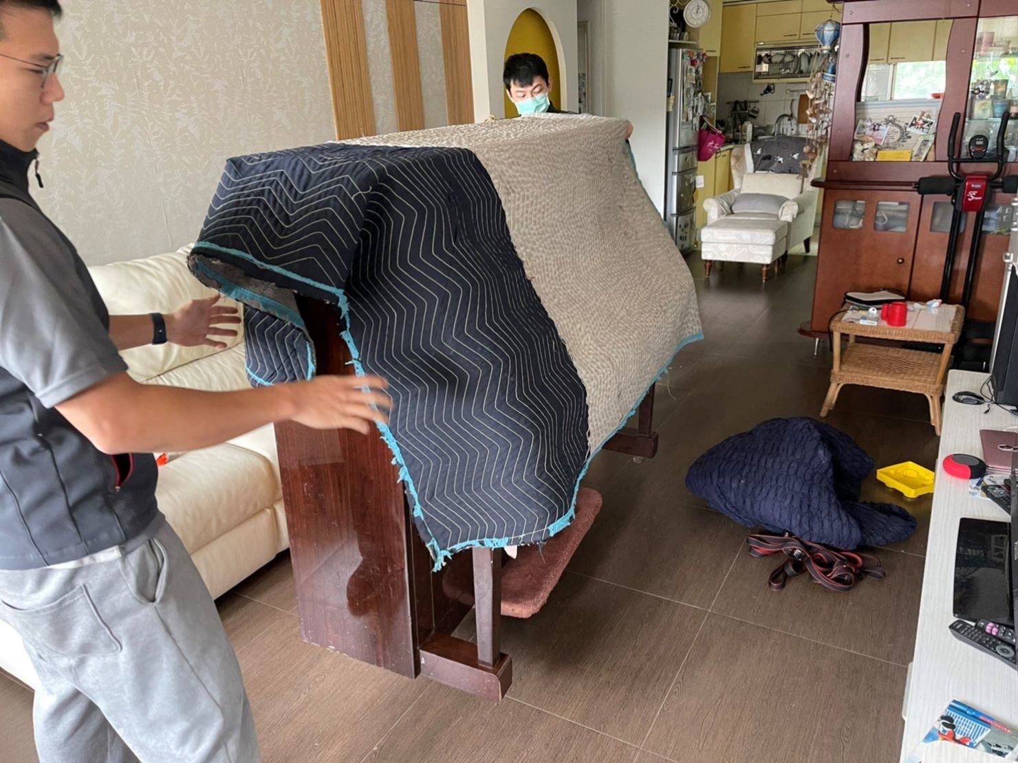 搬鋼琴、搬家公司推薦、新北搬家推薦【榮福搬家公司】南港搬家、桃園搬家公司推薦、台北搬家公司推薦、鋼琴運送、搬鋼琴首選,搬平台式鋼琴達人,針對顧客所搬鋼琴都秉持以用心實在專業搬家技巧,搬家實在用心值得您的信賴與選擇。歡迎來電咨詢02-2651-2727,榮福搬家有專員立即為您服務。 搬鋼琴、搬家公司推薦、新北搬家推薦【榮福搬家公司】南港搬家、桃園搬家公司推薦、台北搬家公司推薦、鋼琴運送、搬鋼琴首選,搬平台式鋼琴達人,針對顧客所搬鋼琴都秉持以用心實在專業搬家技巧,搬家實在用心值得您的信賴與選擇。歡迎來電咨詢02-2651-2727,榮福搬家有專員立即為您服務。
