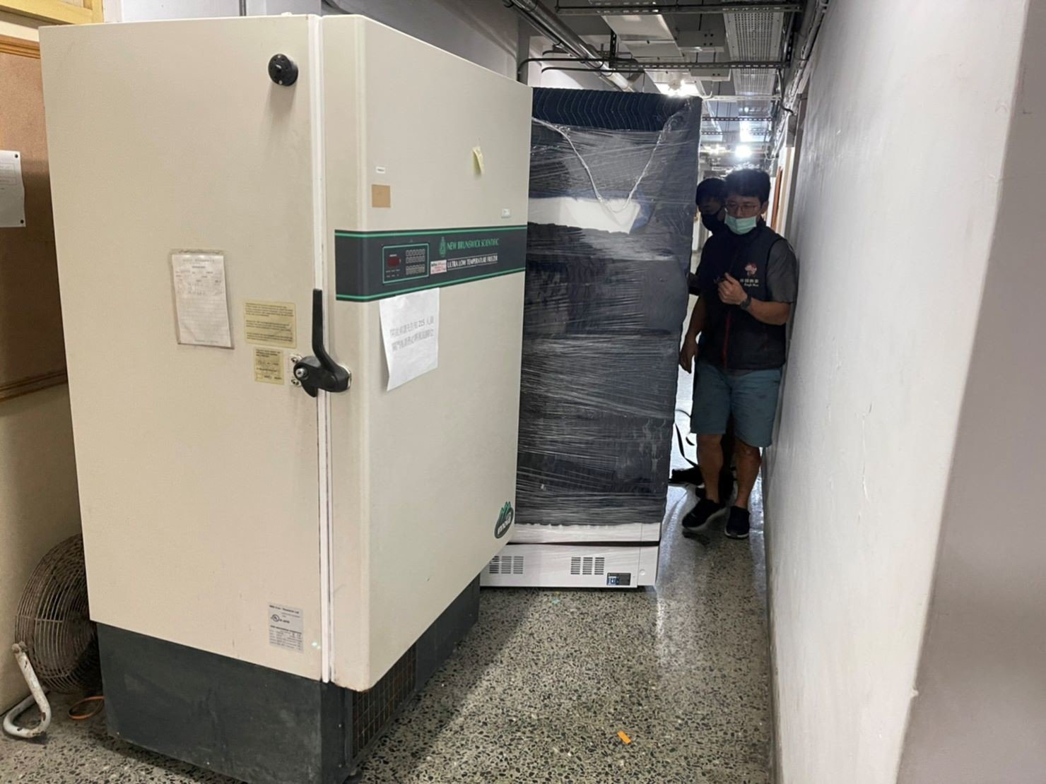專搬重物、重物搬運、冰箱搬運【榮福搬家公司】搬洗衣機、搬披薩窯、精搬金庫、搬保險櫃、精搬魚缸、跨縣搬家、搬工派遣、搬床墊、搬冰箱、搬家具、搬家首選、公司行號搬遷、政府機關搬遷、學校單位搬遷、企業搬運、吊掛搬運、吊家具搬運、南港搬家、新北搬家公司推薦、基隆搬家、桃園搬家公司、台北搬家公司推薦:大台北搬家,精緻包裝搬運「細膩包裝、專業搬運、用心服務、以客為尊」是榮福搬家公司的宗旨與精神。歡迎立即來電02-2651-2727專人服務。 專搬重物、重物搬運、冰箱搬運【榮福搬家公司】搬洗衣機、搬披薩窯、精搬金庫、搬保險櫃、精搬魚缸、跨縣搬家、搬工派遣、搬床墊、搬冰箱、搬家具、搬家首選、公司行號搬遷、政府機關搬遷、學校單位搬遷、企業搬運、吊掛搬運、吊家具搬運、南港搬家、新北搬家公司推薦、基隆搬家、桃園搬家公司、台北搬家公司推薦:大台北搬家,精緻包裝搬運「細膩包裝、專業搬運、用心服務、以客為尊」是榮福搬家公司的宗旨與精神。歡迎立即來電02-2651-2727專人服務。