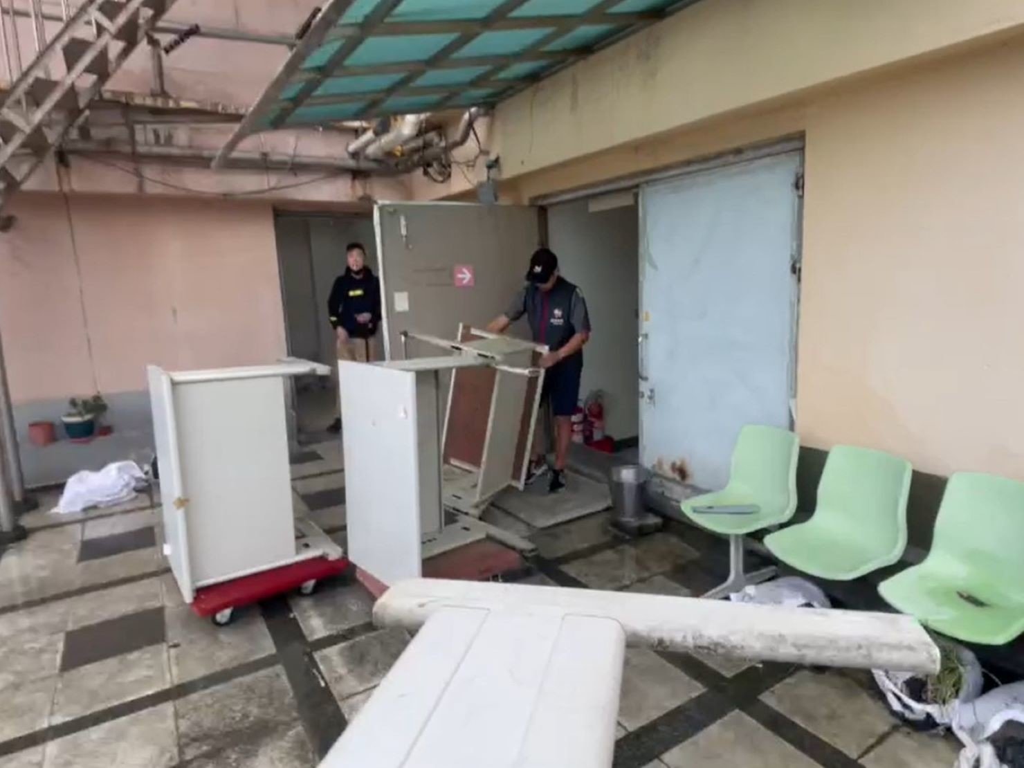 搬家公司推薦、台北辦公室搬遷推薦【榮福搬家公司】 南港辦公室搬遷、桃園辦公室搬遷、新北辦公室搬遷、基隆辦公室搬遷、辦公室同棟不同樓搬工、桃園同棟不同樓搬工、新北同棟不同樓搬工、內湖同棟不同樓搬工、台北同棟不同區塊工搬、新北同棟不同區塊工搬、內湖同棟不同區塊工搬、桃園同棟不同區塊工搬、保險箱、金庫搬運、搬活動櫃、搬公文櫃、搬保密櫃、搬辦公桌、旋轉椅、辦公椅、搬資料櫃、辦公室遷移、搬會客桌、碎紙機、印表機、搬玻璃櫥櫃、會議桌搬運、OA屏風拆裝搬遷、事務機搬運、搬電腦設備、公司行號搬遷、政府機關搬遷、學校單位搬遷、精緻包裝、搬家紙箱、搬鐵櫃、搬保密文件、保密文件銷毀、搬工計時、搬工服務、人力搬運,針對顧客都秉持以用心實在專業搬家技巧,搬家實在用心值得您的信賴與選擇。歡迎來電咨詢02-2651-2727,榮福搬家有專員立即為您服務。 搬家公司推薦、台北辦公室搬遷推薦【榮福搬家公司】 南港辦公室搬遷、桃園辦公室搬遷、新北辦公室搬遷、基隆辦公室搬遷、辦公室同棟不同樓搬工、桃園同棟不同樓搬工、新北同棟不同樓搬工、內湖同棟不同樓搬工、台北同棟不同區塊工搬、新北同棟不同區塊工搬、內湖同棟不同區塊工搬、桃園同棟不同區塊工搬、保險箱、金庫搬運、搬活動櫃、搬公文櫃、搬保密櫃、搬辦公桌、旋轉椅、辦公椅、搬資料櫃、辦公室遷移、搬會客桌、碎紙機、印表機、搬玻璃櫥櫃、會議桌搬運、OA屏風拆裝搬遷、事務機搬運、搬電腦設備、公司行號搬遷、政府機關搬遷、學校單位搬遷、精緻包裝、搬家紙箱、搬鐵櫃、搬保密文件、保密文件銷毀、搬工計時、搬工服務、人力搬運,針對顧客都秉持以用心實在專業搬家技巧,搬家實在用心值得您的信賴與選擇。歡迎來電咨詢02-2651-2727,榮福搬家有專員立即為您服務。