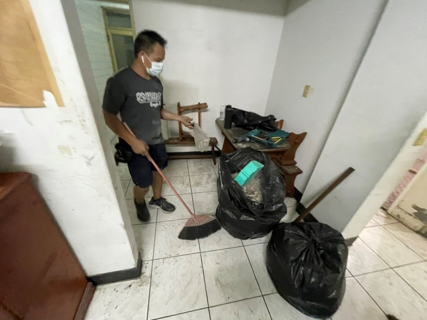 新北市垃圾清運、台北垃圾清運、不要的家具怎麼辦、搬家公司推薦、新北搬家推薦【榮福搬家公司】南港搬家、桃園搬家公司推薦、桃園大型垃圾、台北搬家公司推薦、租屋族、套房、雅房、房東、房東最愛、搬垃圾處理、家庭廢棄物清運、廢棄物處理、搬運廢棄物、家具垃圾處理、清運、搬家具、冰箱搬運、基隆搬家、大型家電回收清運、床墊搬運、搬衣櫃、大型家具丟棄、搬公司行號、家庭垃圾清運公司、清垃圾、廢棄家具處理、廢棄家具清運、搬家車,針對顧客都秉持以用心實在專業搬家技巧,搬家實在用心值得您的信賴與選擇。歡迎來電咨詢02-2651-2727,榮福搬家有專員立即為您服務。 新北市垃圾清運、台北垃圾清運、不要的家具怎麼辦、搬家公司推薦、新北搬家推薦【榮福搬家公司】南港搬家、桃園搬家公司推薦、桃園大型垃圾、台北搬家公司推薦、租屋族、套房、雅房、房東、房東最愛、搬垃圾處理、家庭廢棄物清運、廢棄物處理、搬運廢棄物、家具垃圾處理、清運、搬家具、冰箱搬運、基隆搬家、大型家電回收清運、床墊搬運、搬衣櫃、大型家具丟棄、搬公司行號、家庭垃圾清運公司、清垃圾、廢棄家具處理、廢棄家具清運、搬家車,針對顧客都秉持以用心實在專業搬家技巧,搬家實在用心值得您的信賴與選擇。歡迎來電咨詢02-2651-2727,榮福搬家有專員立即為您服務。