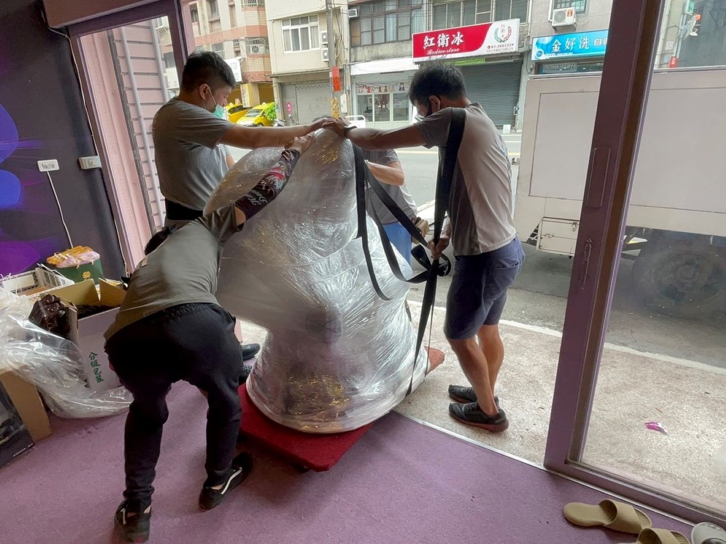 搬家首選【榮福搬家公司】四面佛像搬家|四面佛精緻包裝|泰國財神搬家|泰國財神精緻包裝|泰國四面佛搬運|石雕佛像精緻包裝|玉雕神像精緻包裝|木雕神像精緻包裝|特殊重物神像搬運|廟宇喬遷搬運|神社喬遷搬運|神尊搬運|喬遷搬家首選|特殊重物神像搬運|特殊重物佛像搬運、用心防護、精緻包裝、搬重物技巧、新北搬家公司推薦、搬家車、搬家公司、基隆搬家、南港搬家、桃園搬家公司推薦、台北搬家公司推薦:大台北搬家,精緻包裝搬運「細膩包裝、專業搬運、用心服務、以客為尊」是榮福搬家公司的宗旨與精神。歡迎立即來電02-2651-2727專人服務。 搬家首選【榮福搬家公司】四面佛像搬家|四面佛精緻包裝|泰國財神搬家|泰國財神精緻包裝|泰國四面佛搬運|石雕佛像精緻包裝|玉雕神像精緻包裝|木雕神像精緻包裝|特殊重物神像搬運|廟宇喬遷搬運|神社喬遷搬運|神尊搬運|喬遷搬家首選|特殊重物神像搬運|特殊重物佛像搬運、用心防護、精緻包裝、搬重物技巧、新北搬家公司推薦、搬家車、搬家公司、基隆搬家、南港搬家、桃園搬家公司推薦、台北搬家公司推薦:大台北搬家,精緻包裝搬運「細膩包裝、專業搬運、用心服務、以客為尊」是榮福搬家公司的宗旨與精神。歡迎立即來電02-2651-2727專人服務。